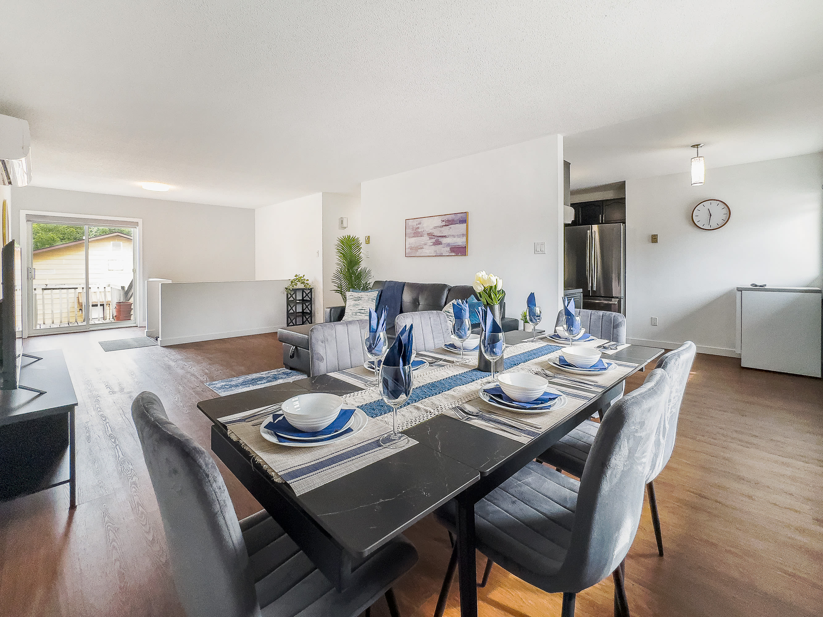 Large Capacity Dining Table