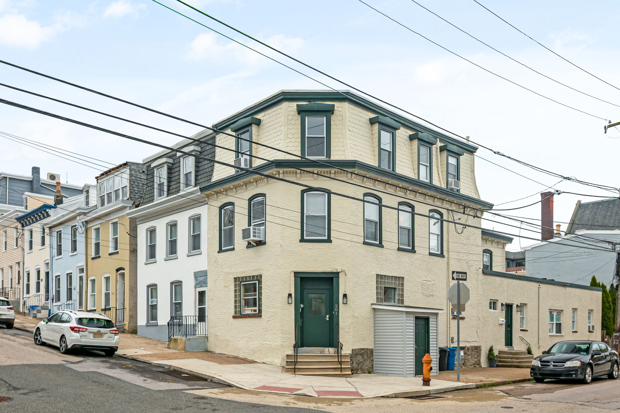 Walk to Main St! Spacious 2BR Bi-Level • Sleeps 8 — Philadelphia, PA — vacation rental