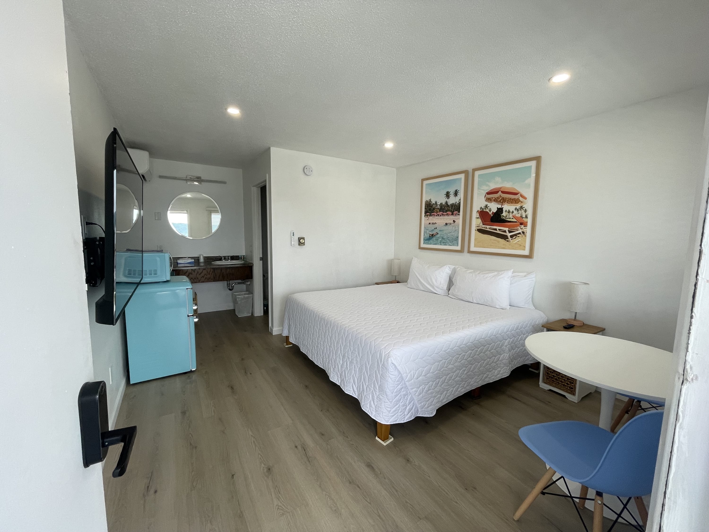 Shared Access To Pool And Beach Access - Charming Sunset Motel Retreat - ミネソタ州
