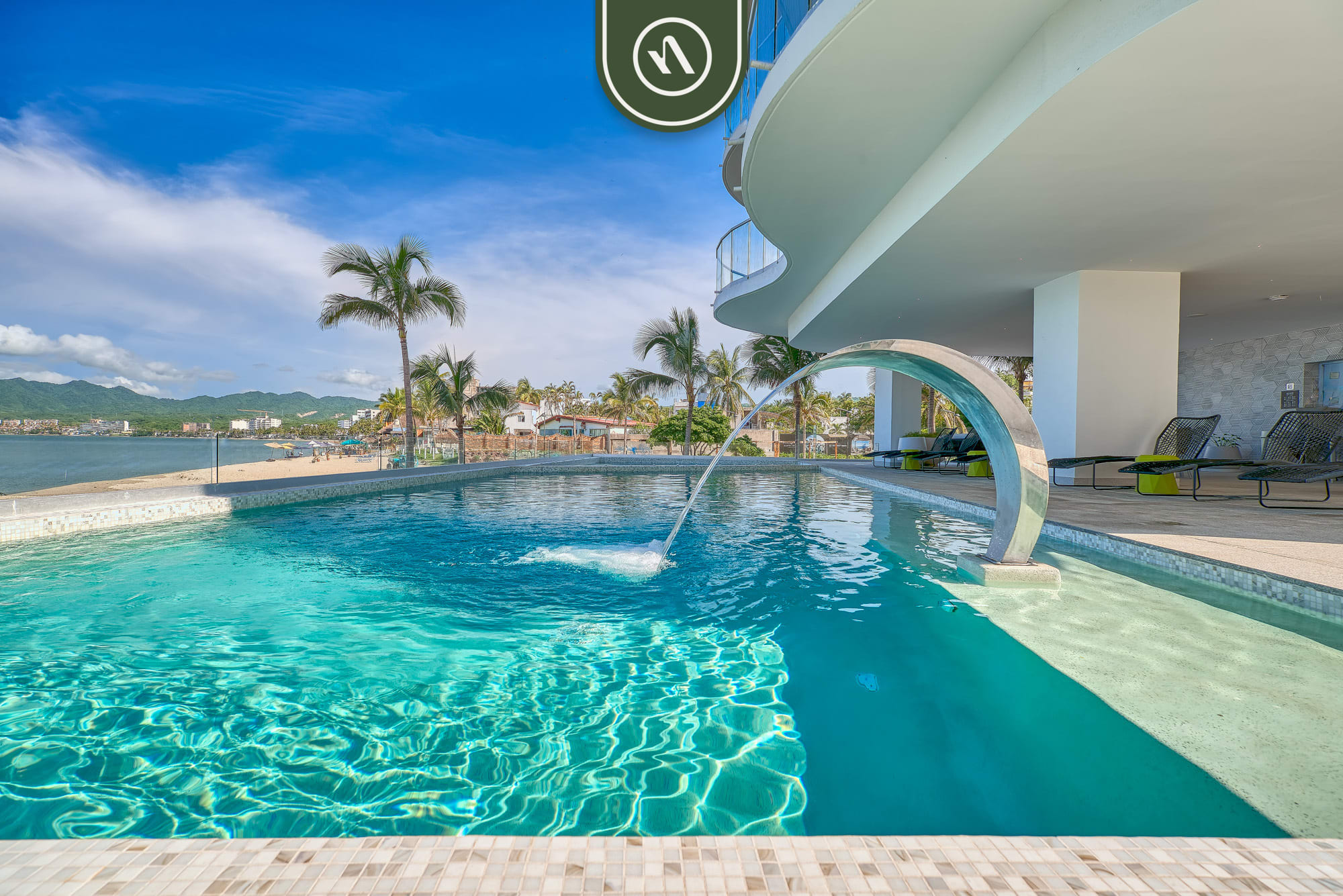 Oceanfront 3BR Condo - Beach - Infinity Pool - Foto 1