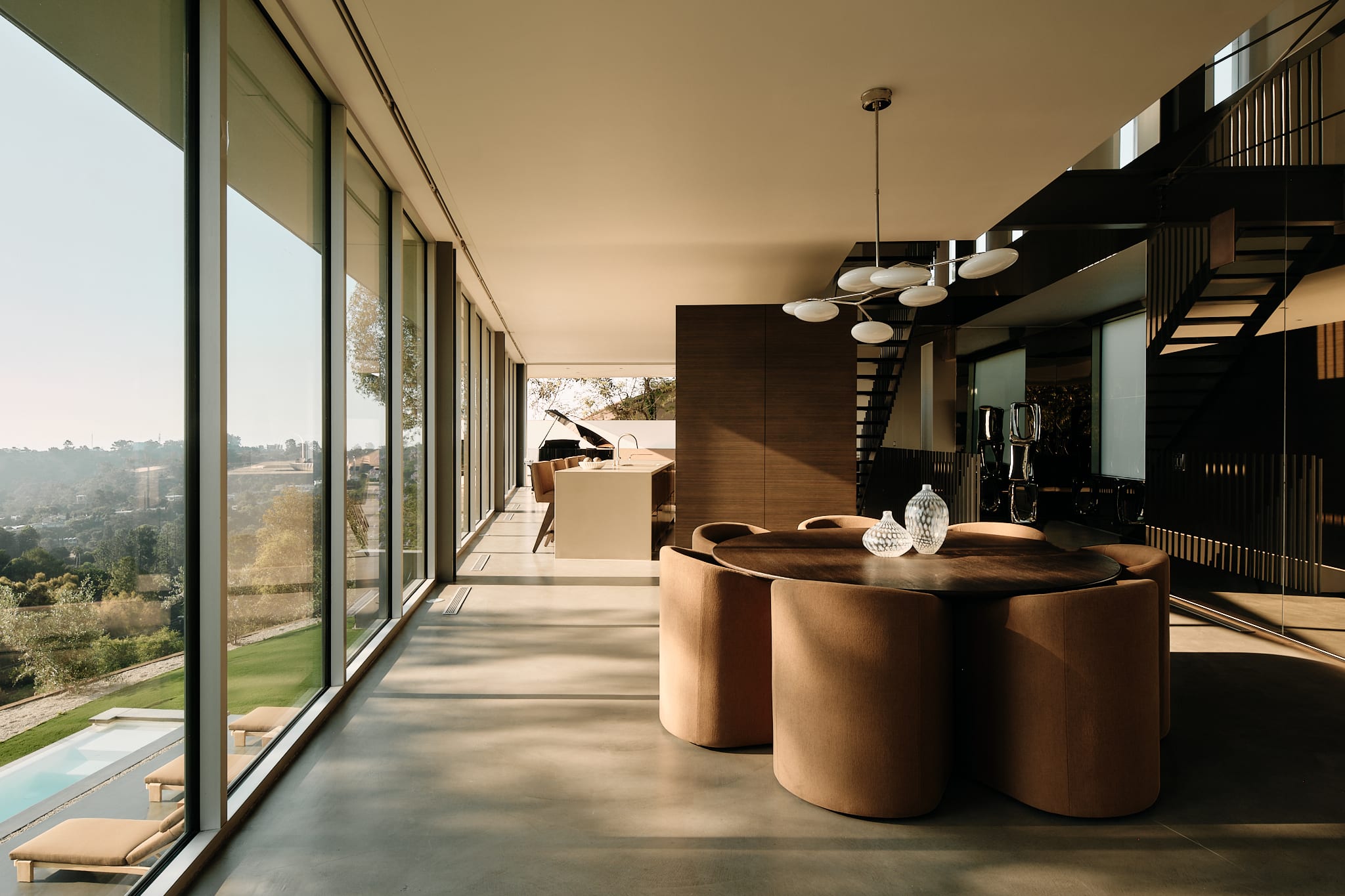 Expansive walls of glass that seamlessly connect the interior to the stunning outdoor vistas.