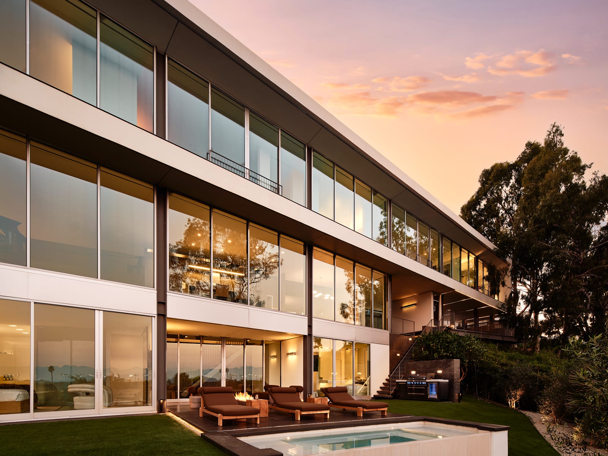 Enjoy breathtaking sunsets by the pool, for an idyllic evening setting.