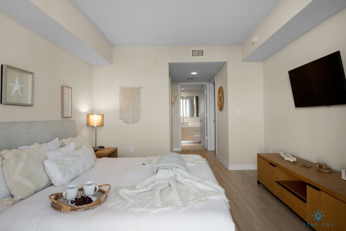 1BR Stylish Apt with Pool, Balcony and Gym