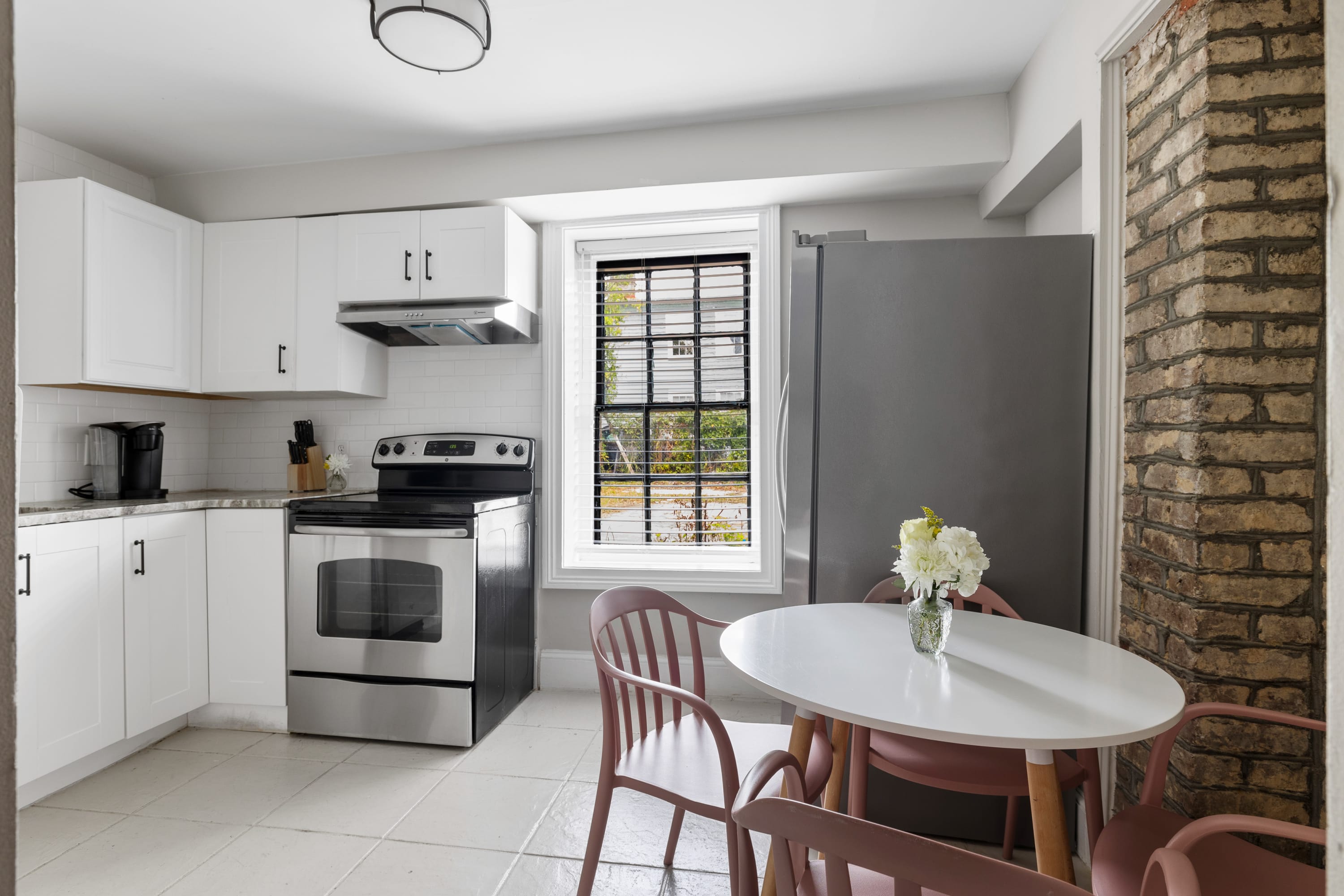 Kitchen with dining area for 4 guests