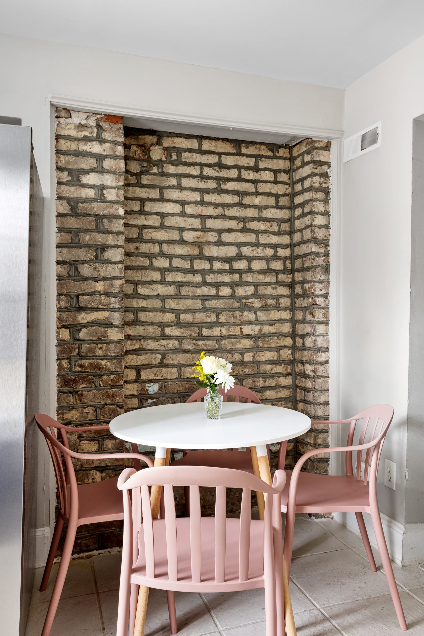 Dining area for 4 guests