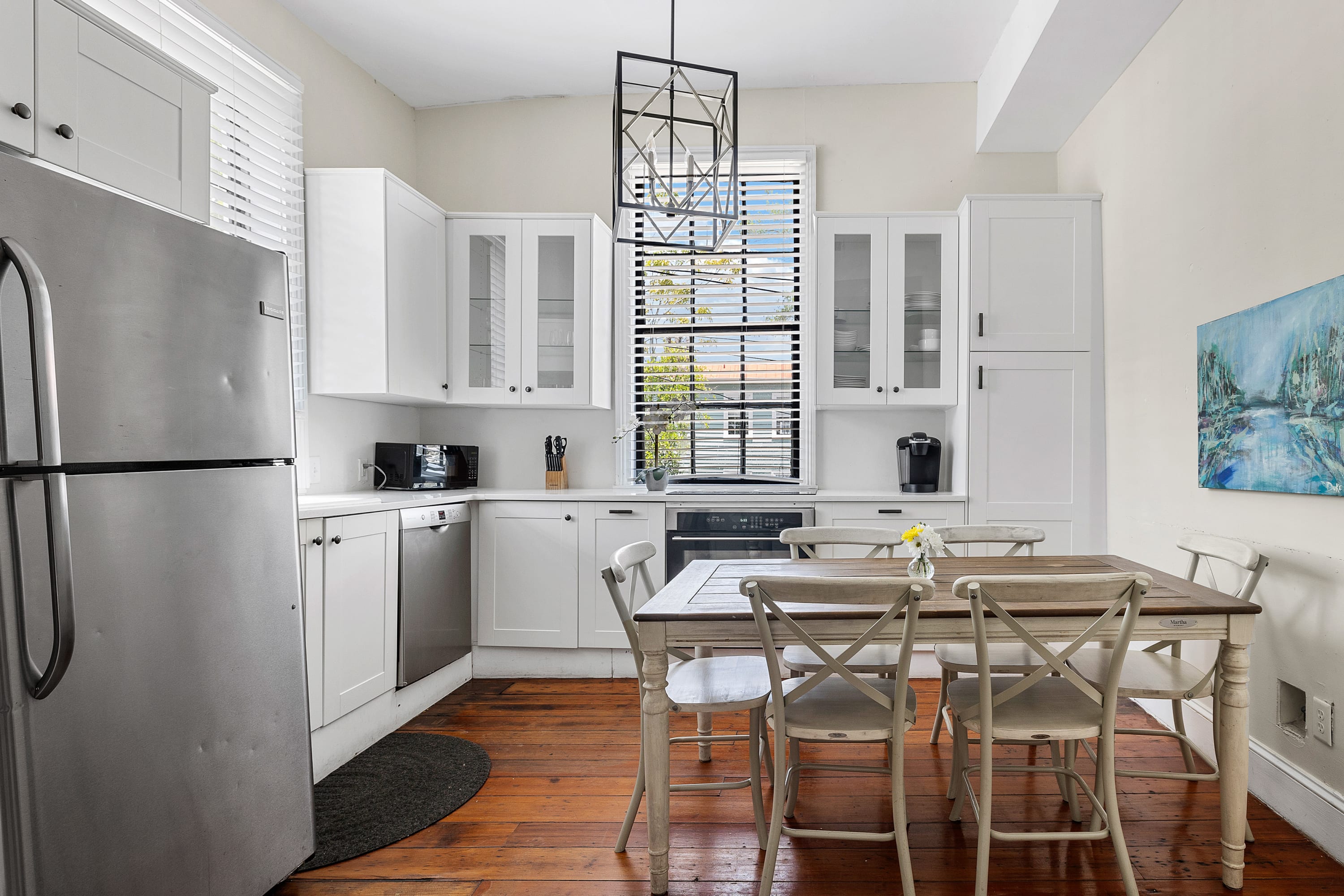 Kitchen with dining area for 6 guests