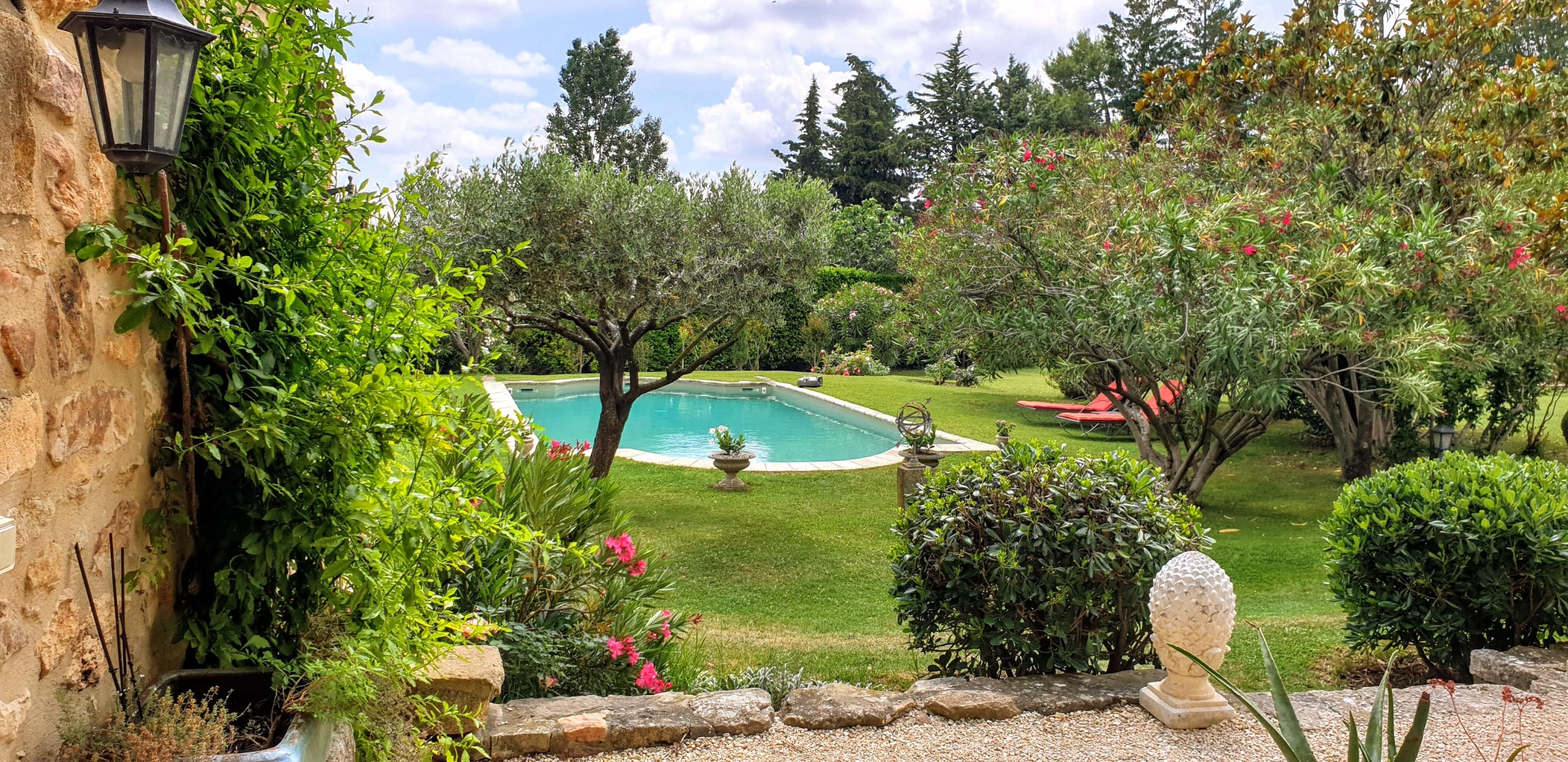 Provence charm near Uzès, Villa, Mas du Ciel Bleu; spectacular gardens, pool, A/C — Uzès, Occitanie — vacation rental