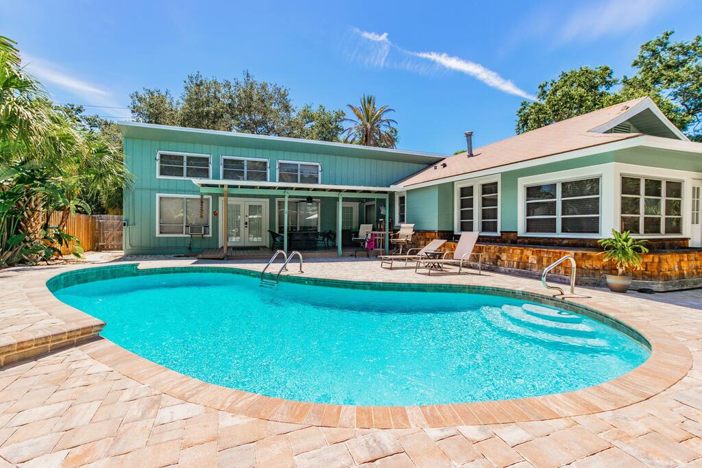 Downtown Dunedin B&B/Sleeps 12! Private Pool, Easy Walk to Downtown! — Dunedin, FL — vacation rental