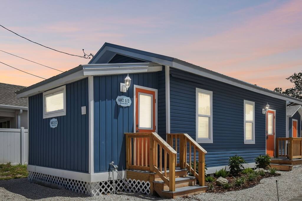 Downtown Dunedin Hideaway / Easy Walk to Downtown! β Dunedin, FL β vacation rental