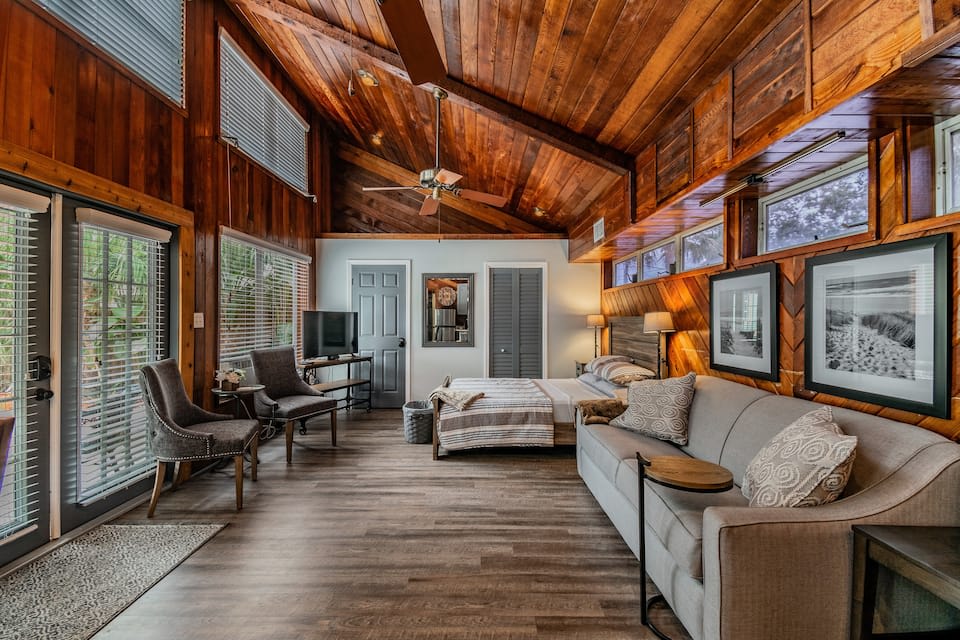 Downtown Dunedin B&B - Rustic Cabin Studio with Heated Pool — Dunedin, FL — vacation rental