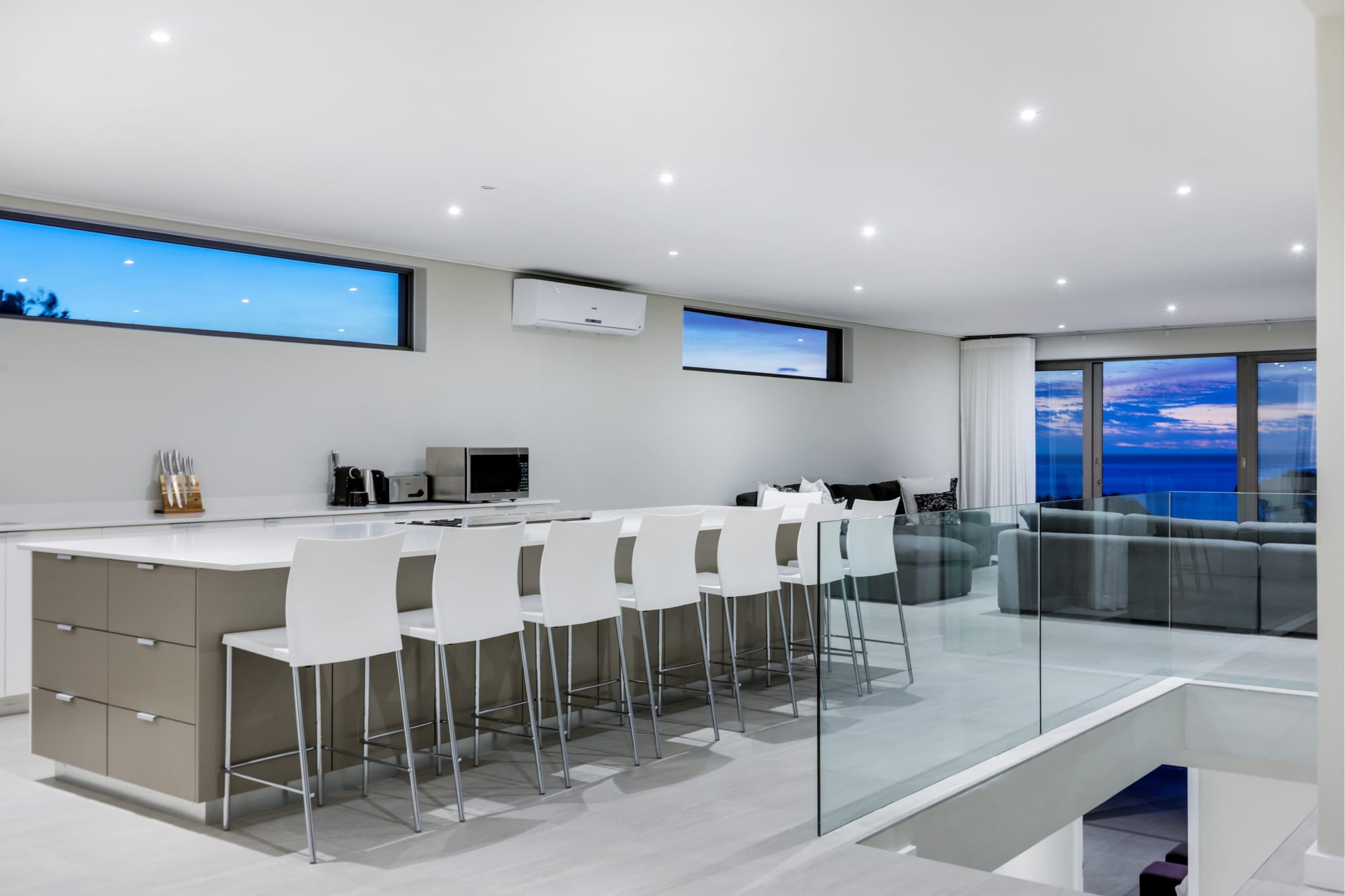 Large 9 Bedroom Villa in Camps Bay w Pool Apostles Views 8