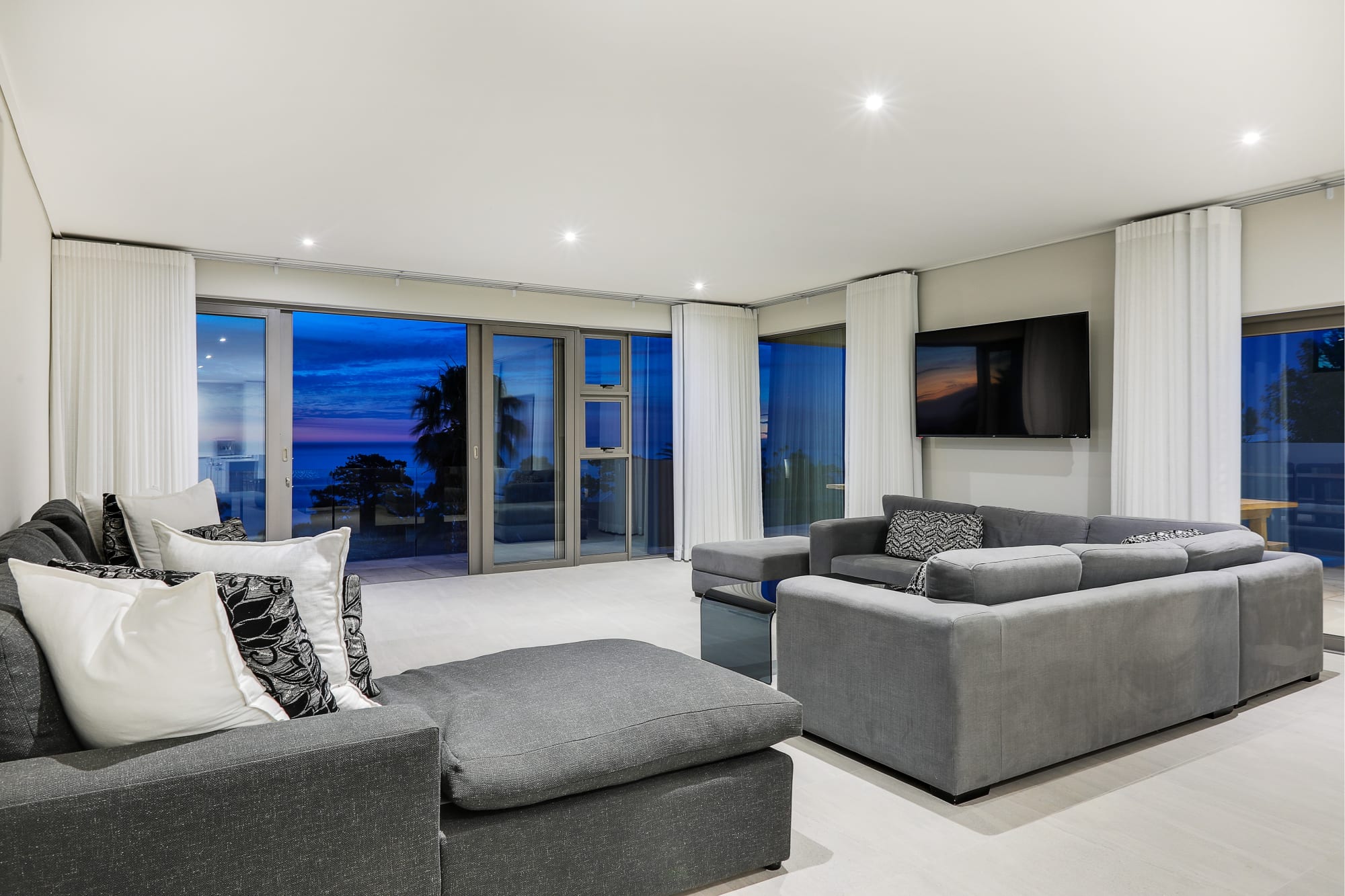 Large 9 Bedroom Villa in Camps Bay w Pool Apostles Views 5