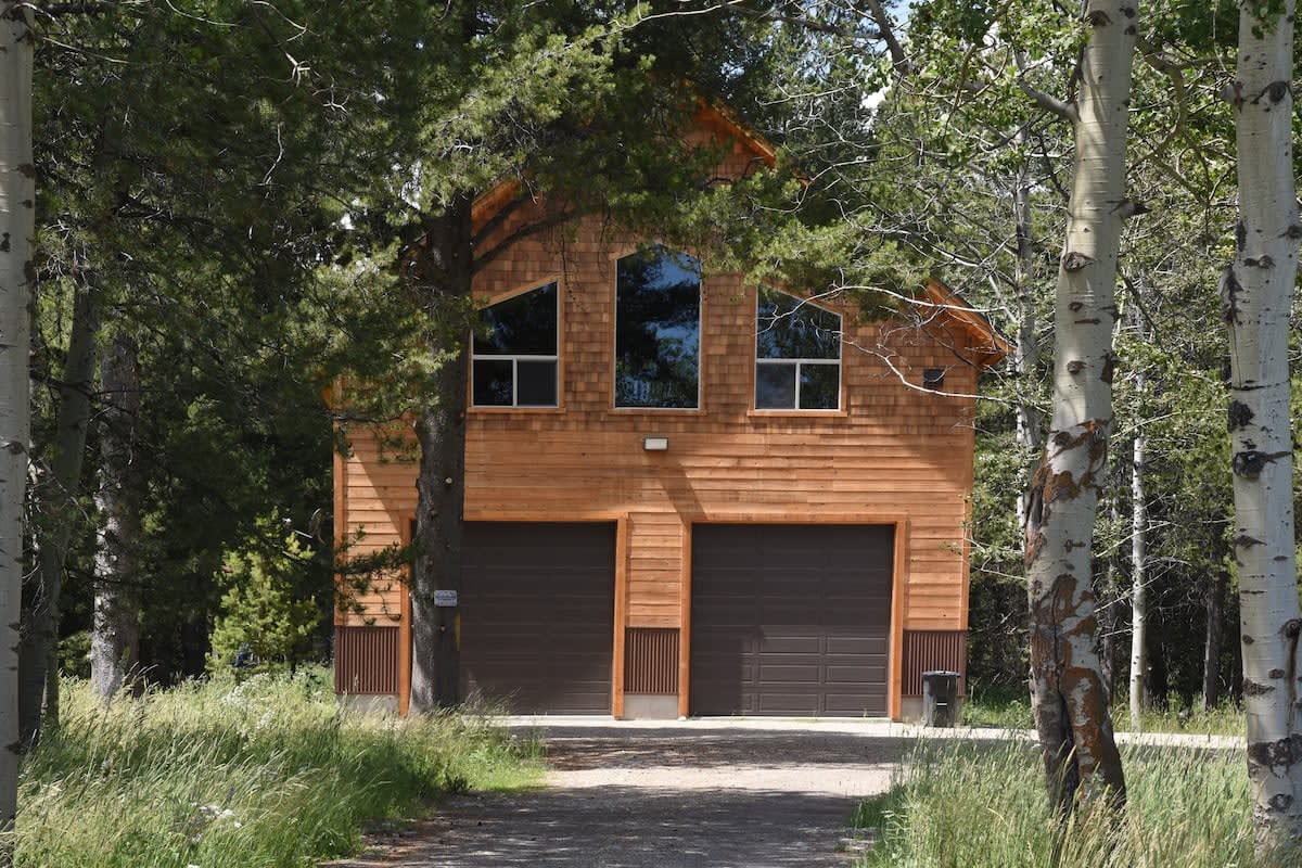 Bootjack Bungalow~Huge Garage~ 17 Miles to Yellowstone — Island Park, ID — vacation rental