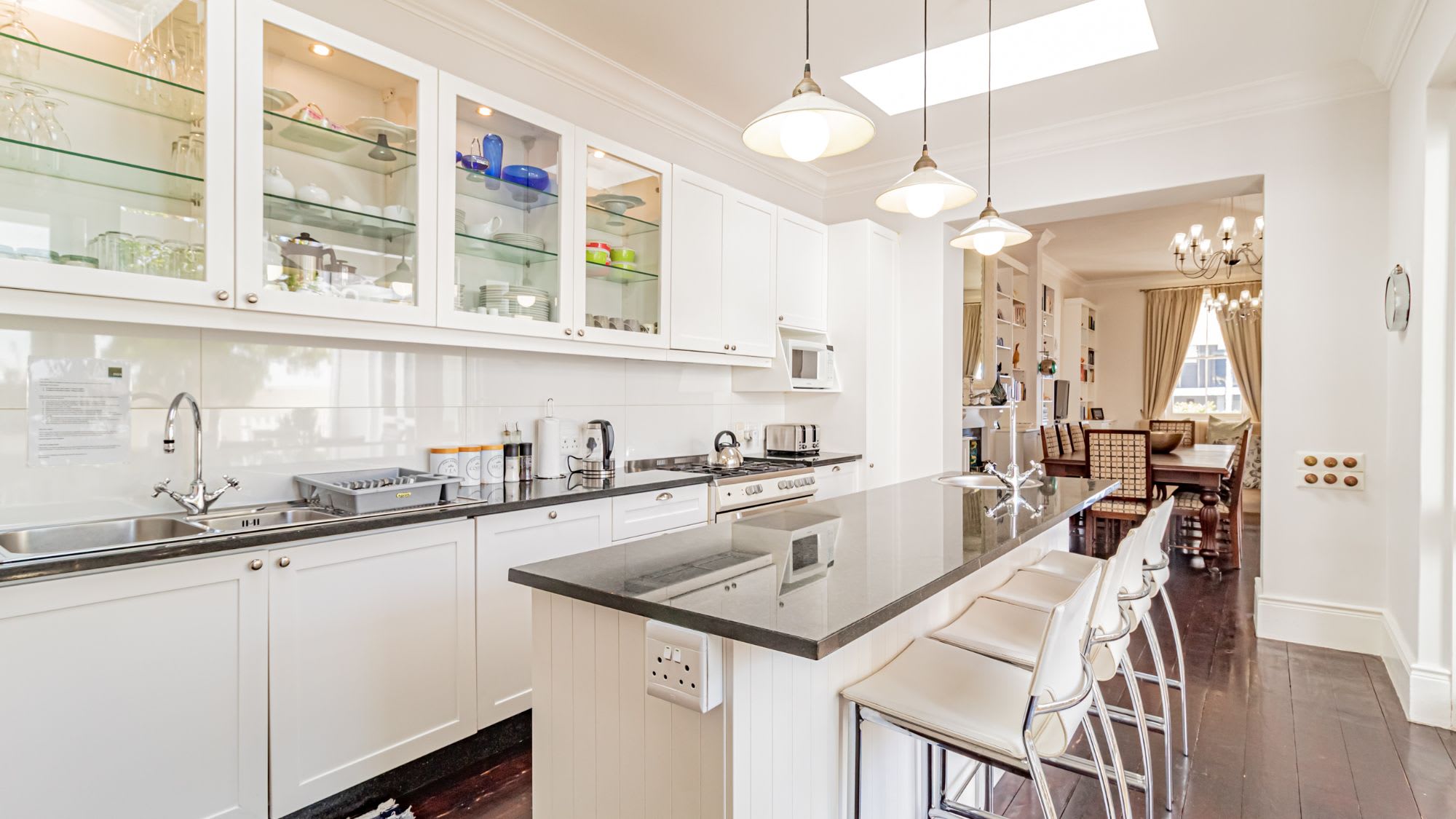 Lovely Holiday Home w Private Courtyard Six Selbourne 8