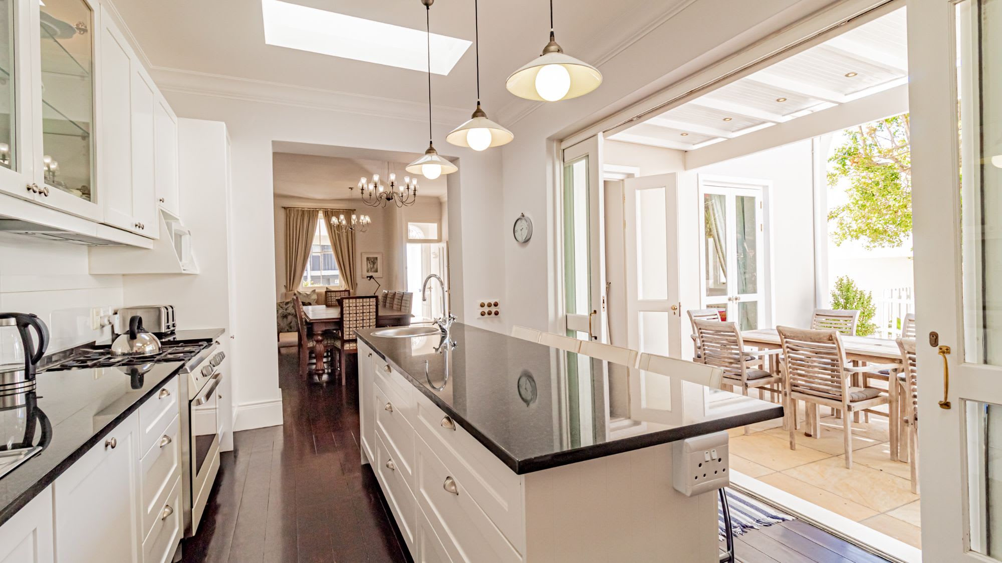 Lovely Holiday Home w Private Courtyard Six Selbourne 9