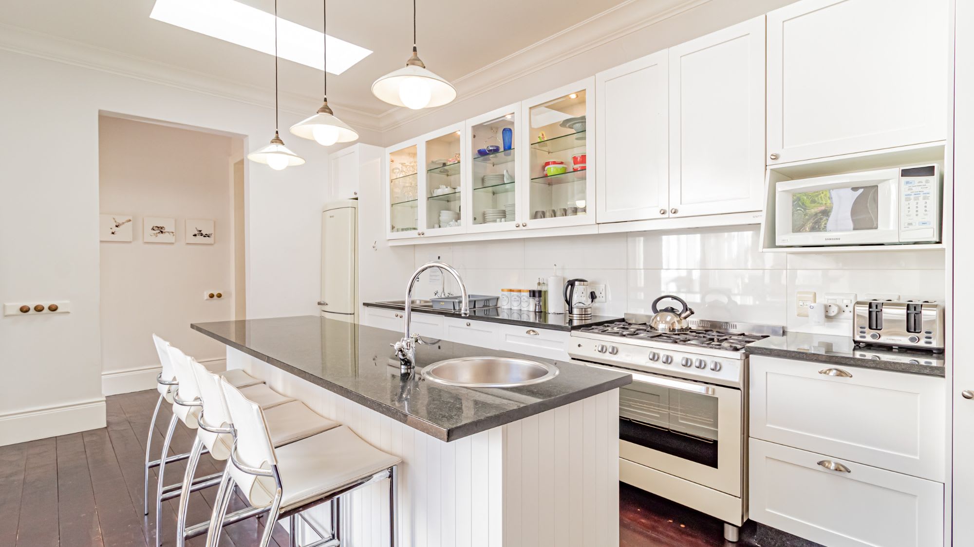 Lovely Holiday Home w Private Courtyard Six Selbourne 10