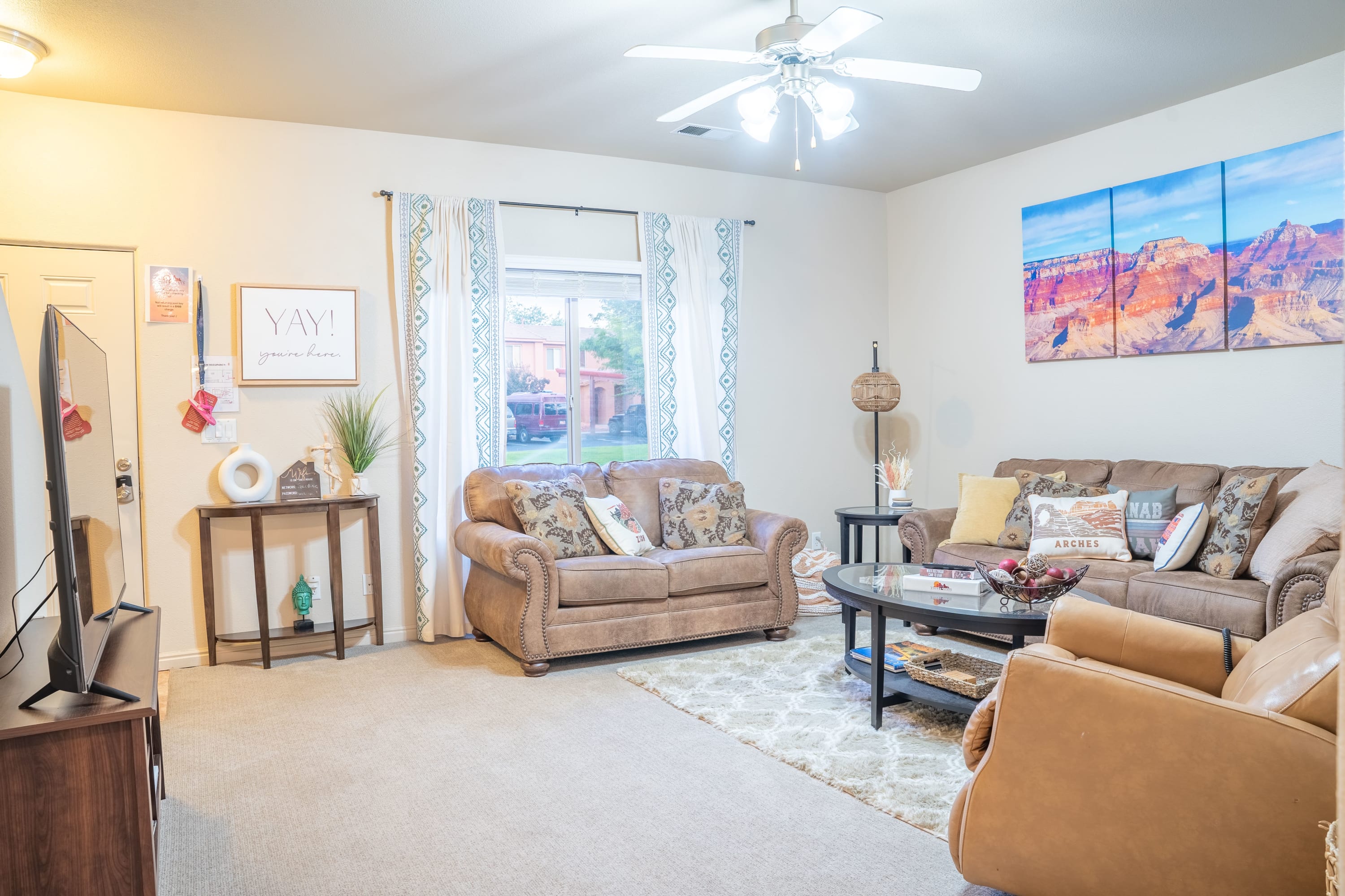 Spacious Townhome in Kanab! Near Zion, Bryce, and more! Pool and Hot Tub. Sleeps 8! — Kanab, UT — vacation rental