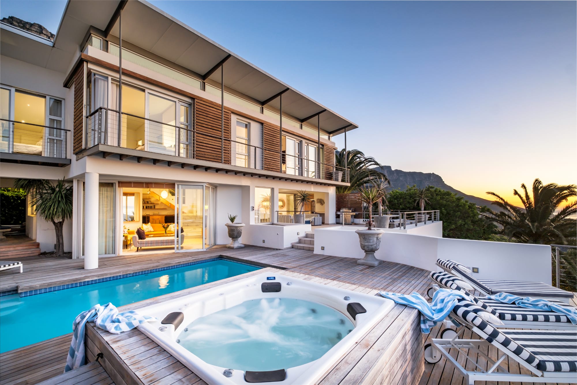 Immaculate Camps Bay Villa w Jacuzzi Views and Pool Villa Grenache