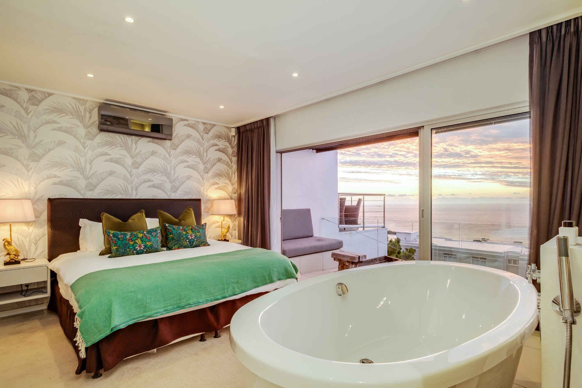 Stylish Holiday Apartment w Private Pool and 180 Views Malibu 10