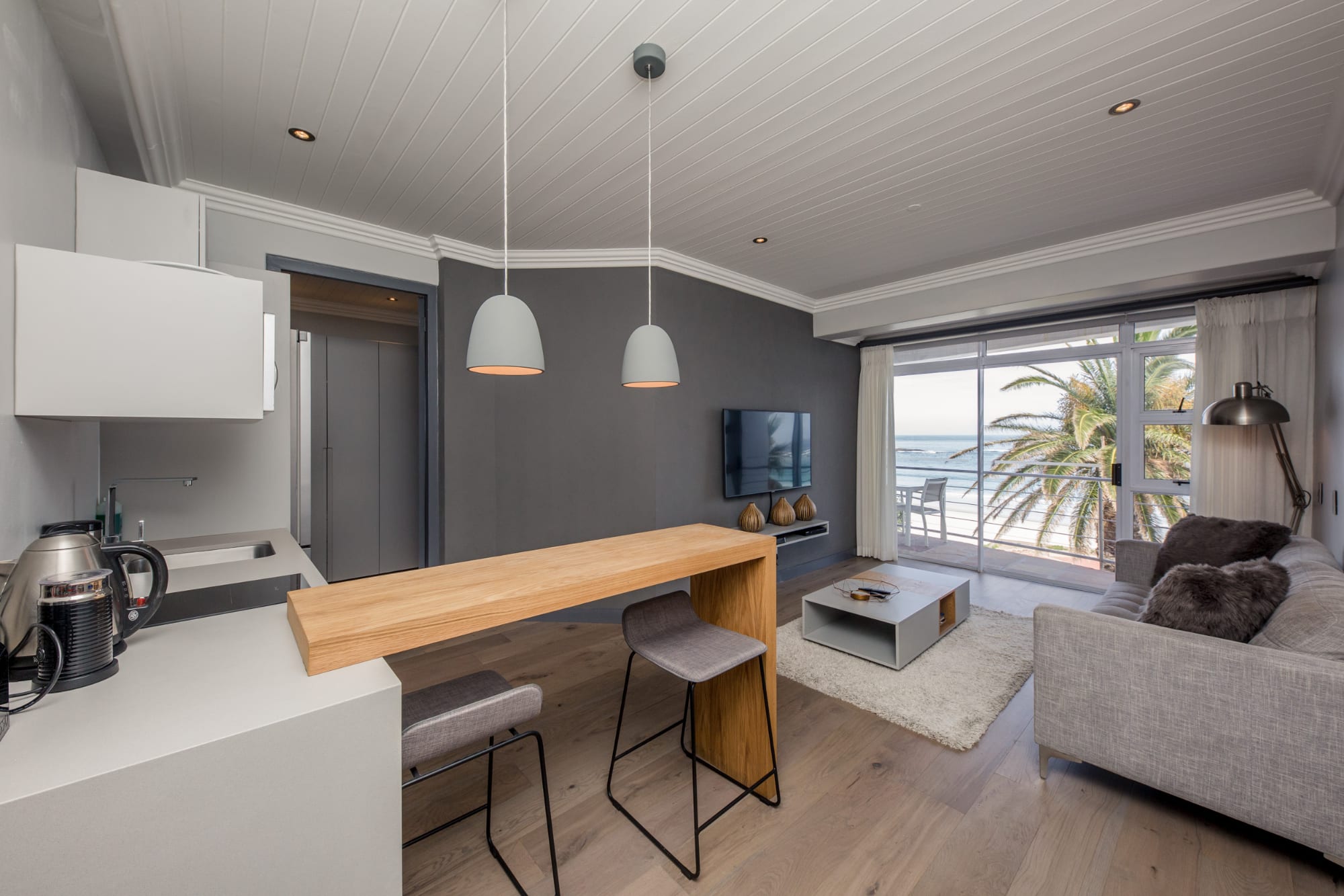 Cozy Apartment Opposite Camps Bay Beach Seasonsfind the Bay | Photo 2