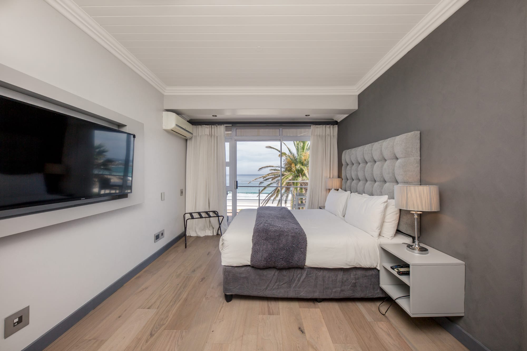 Cozy Apartment Opposite Camps Bay Beach Seasonsfind the Bay 5