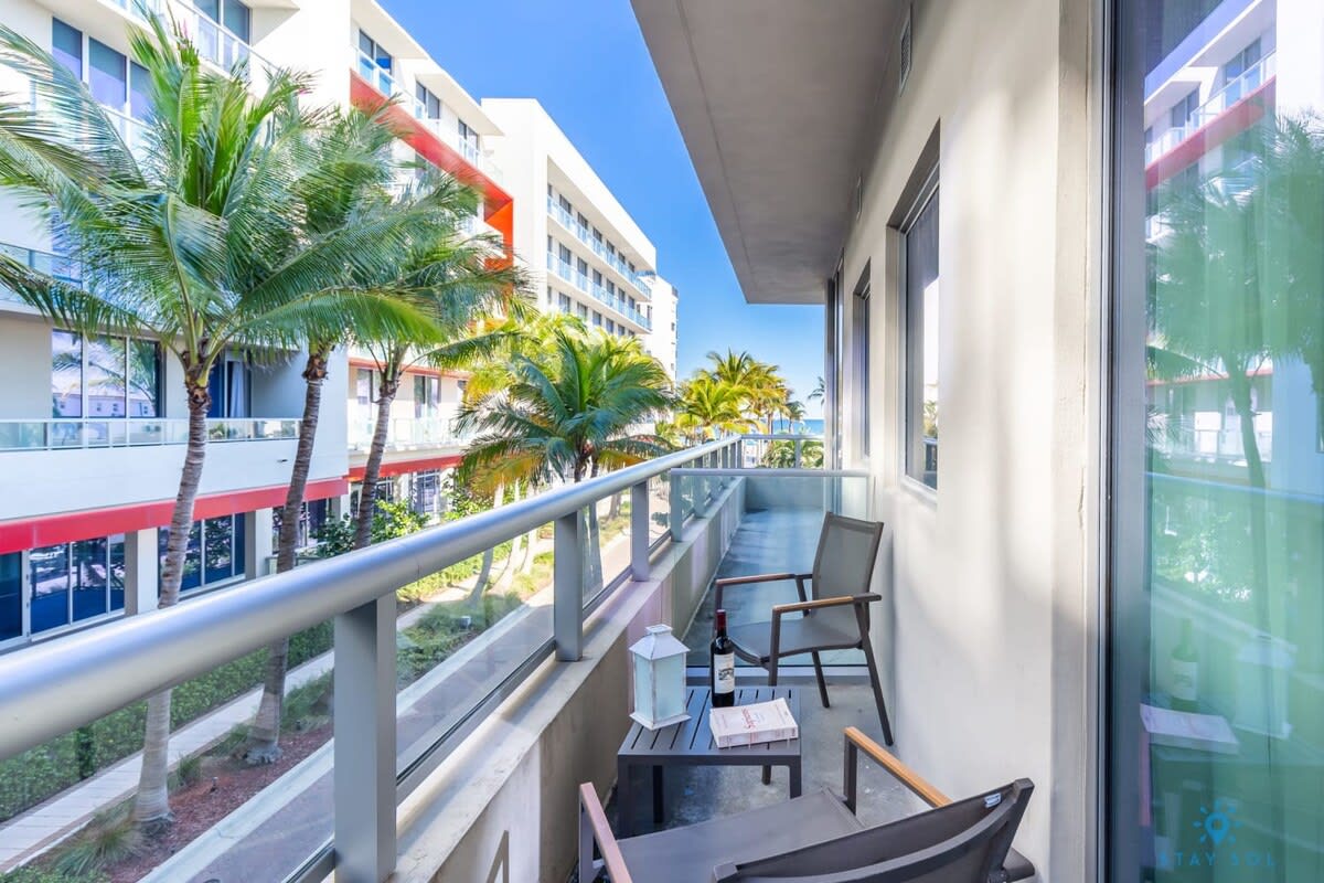 Amazing Pool, Hot Tub and Gym, Hollywood Beach