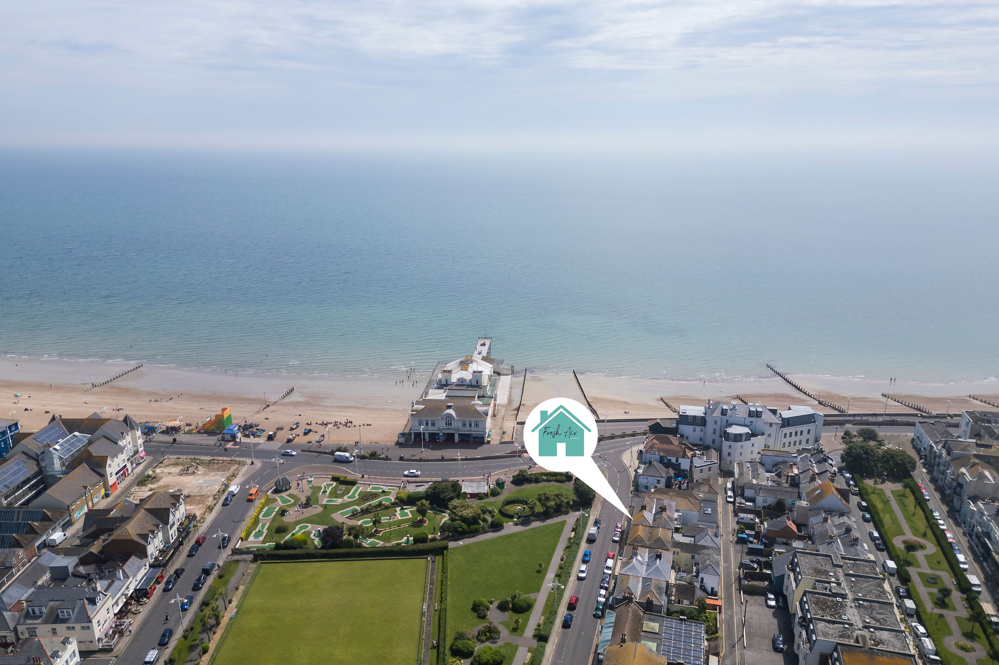 The apartment is close to the beach and the town.