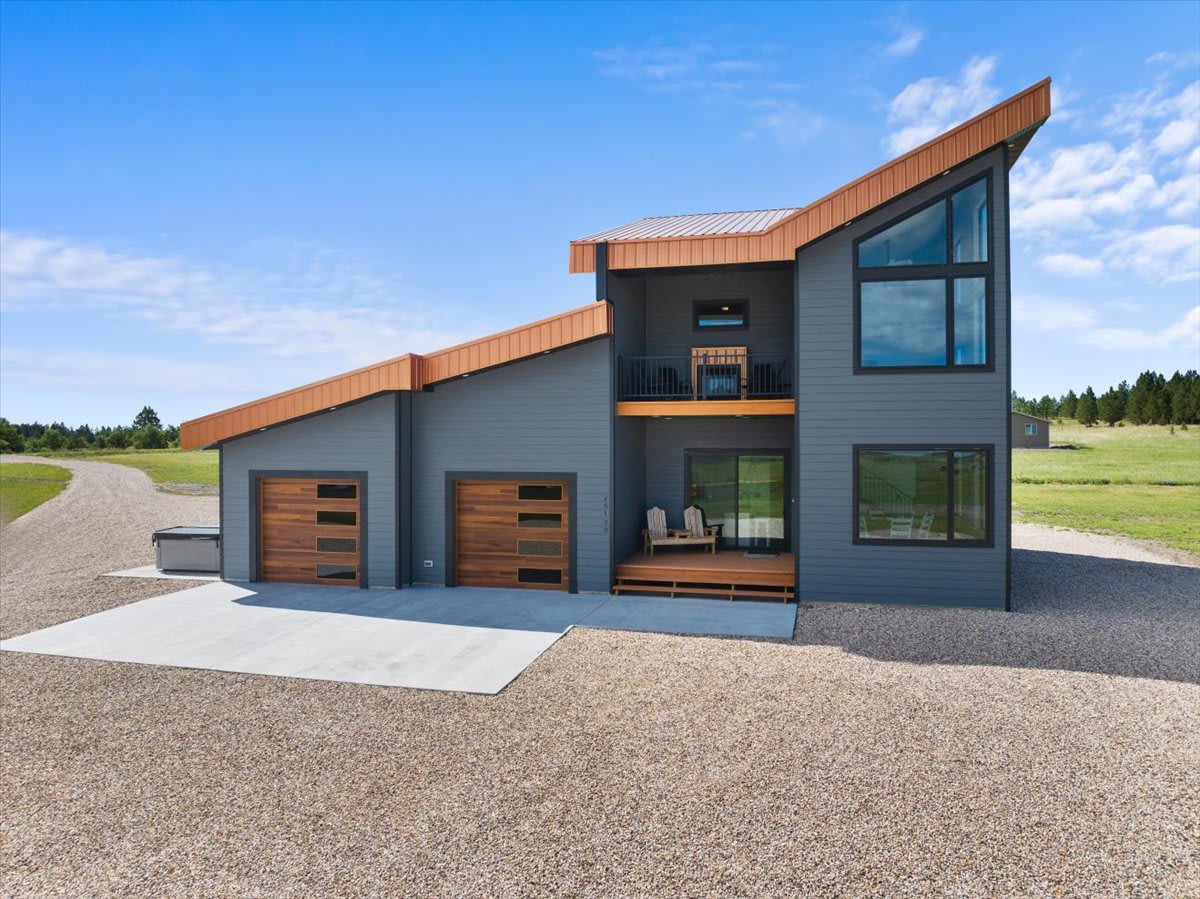 Bear Butte Luxury Retreat~ Hot Tub~ 10 Mins to DT 6