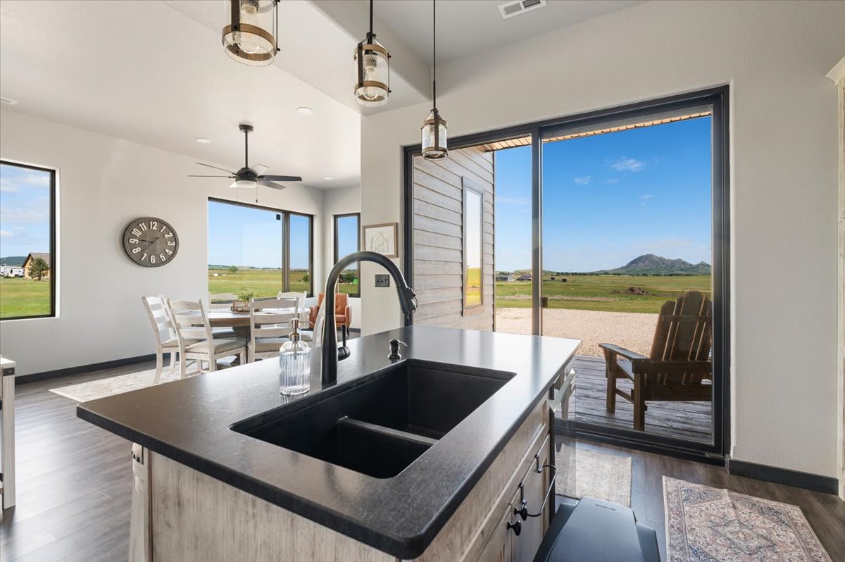 Bear Butte Luxury Retreat~ Hot Tub~ 10 Mins to DT 4