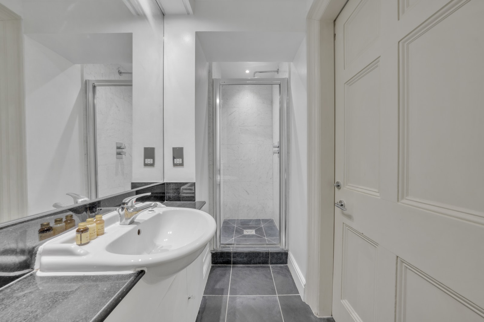 Split Level Apartment behind Harrods in Hans Place SW1X 0JY - Property image 25 - VivreStays