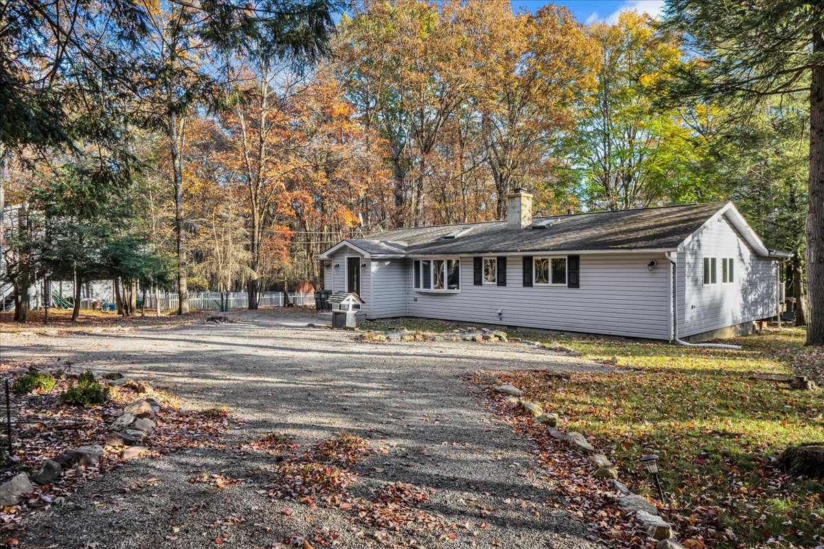 Tucked away in nature, this picturesque home offers the perfect blend of privacy and comfort, making it an ideal getaway for families, couples, or solo travelers.
