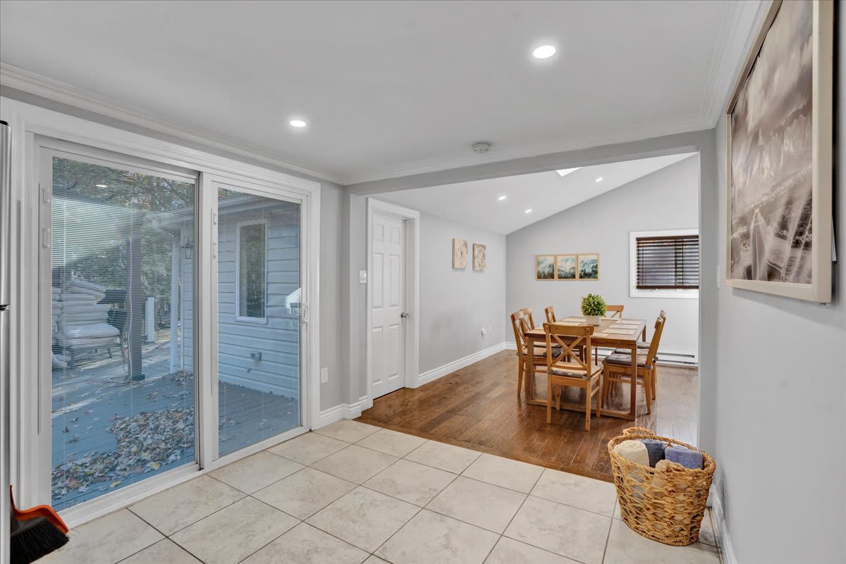 Indoor-Outdoor Connection
Large sliding doors open up to the outdoors, making it easy to enjoy fresh air while dining or entertaining. A space that feels open, bright, and connected to nature.