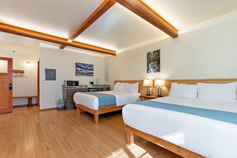 Two luxurious queen beds with high end linens