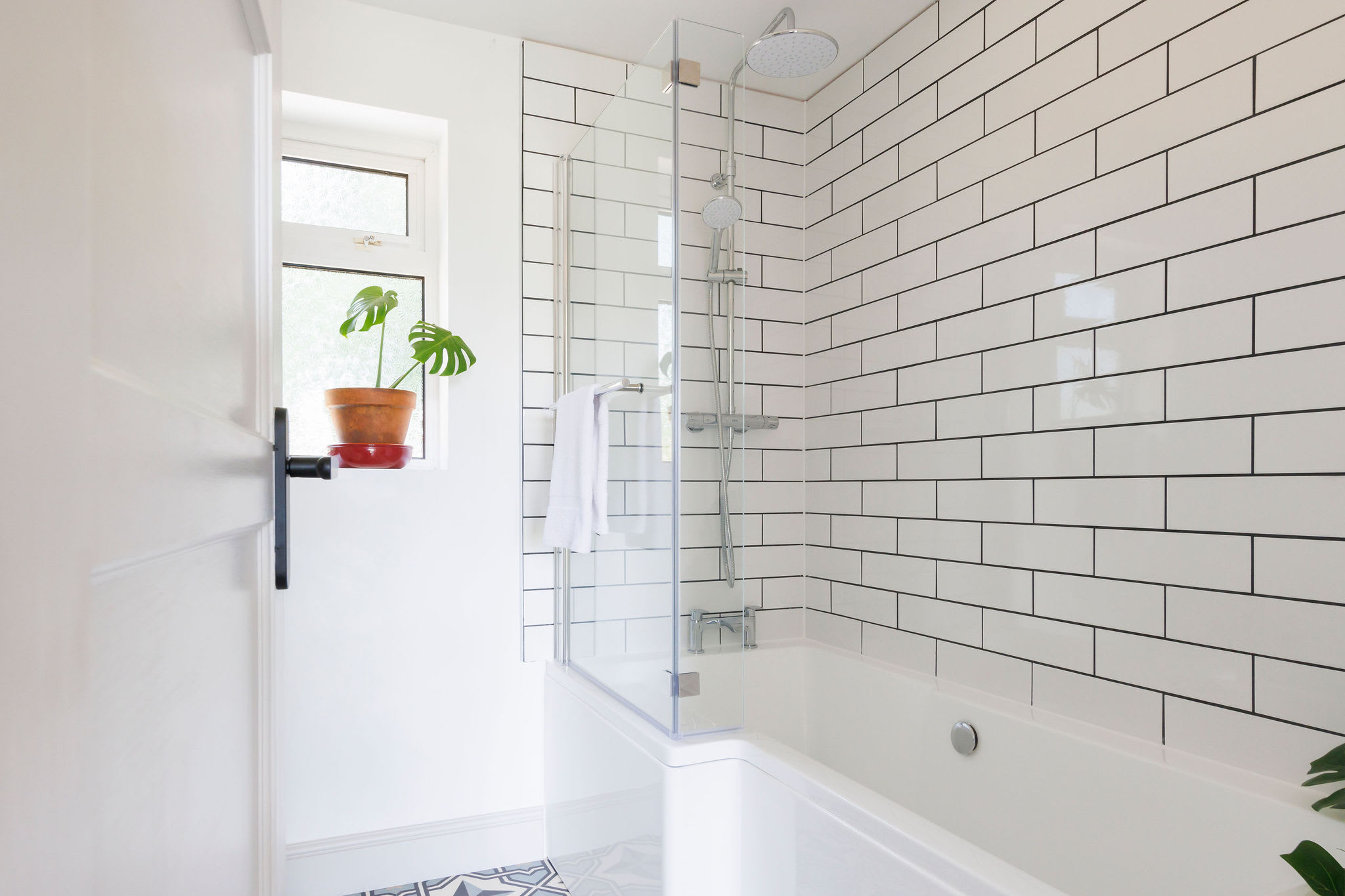 Relax in our bright bathroom with a refreshing shower and a comfortable bathtub