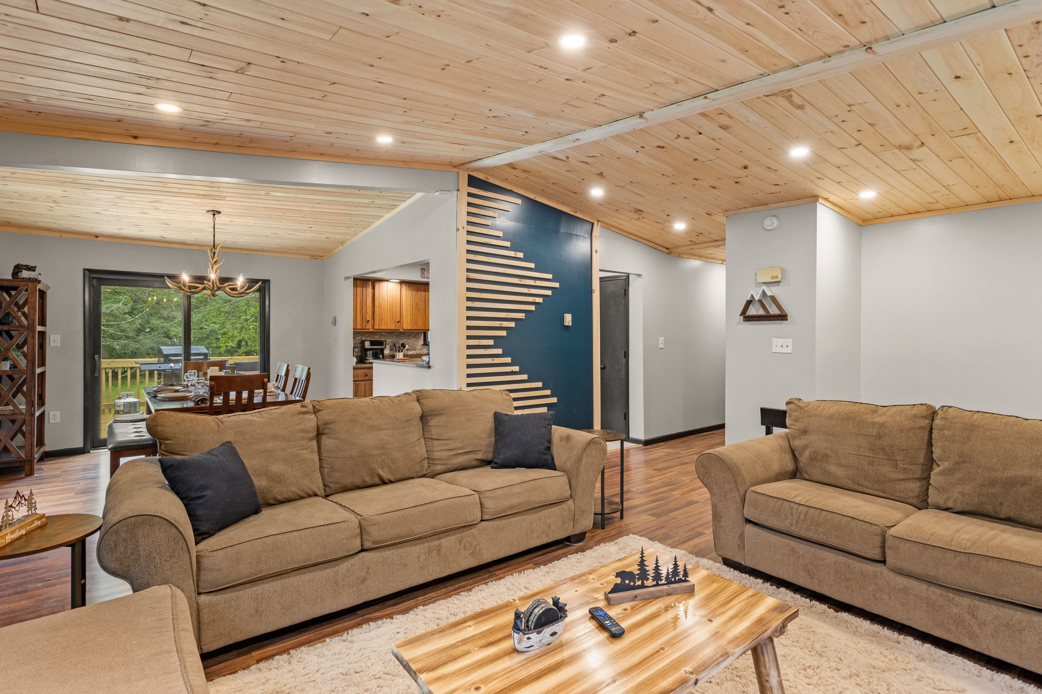Elegant & Functional Gathering Space – A thoughtfully designed living area with a perfect mix of modern touches, natural wood elements, and ample seating.