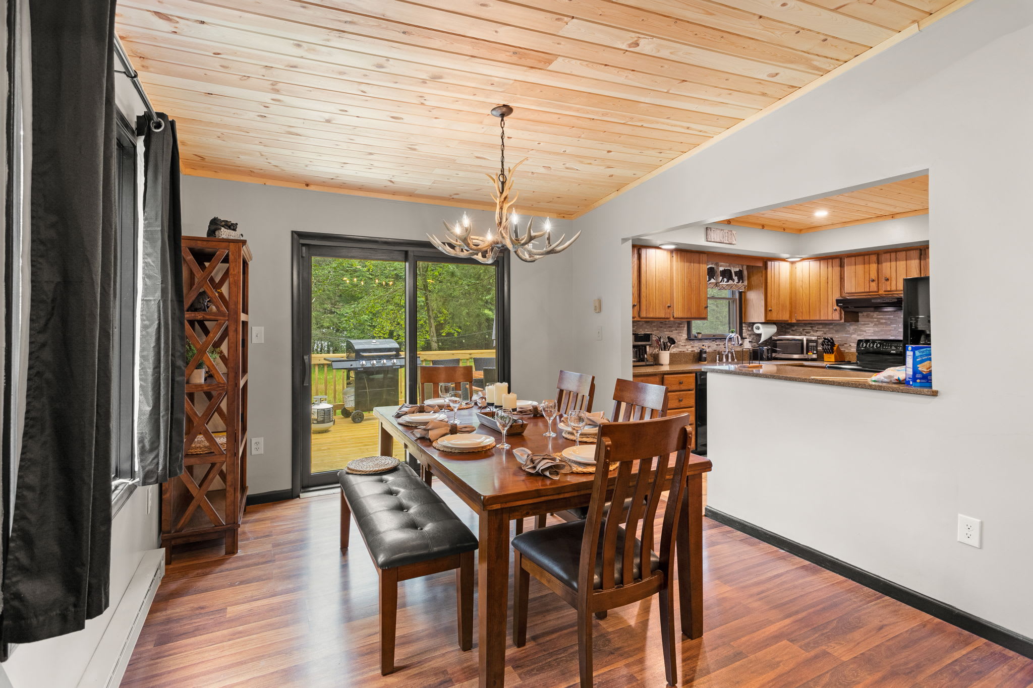 Open-Concept Dining & Kitchen Flow – A spacious dining area that connects effortlessly to the kitchen, making entertaining and family meals a breeze.