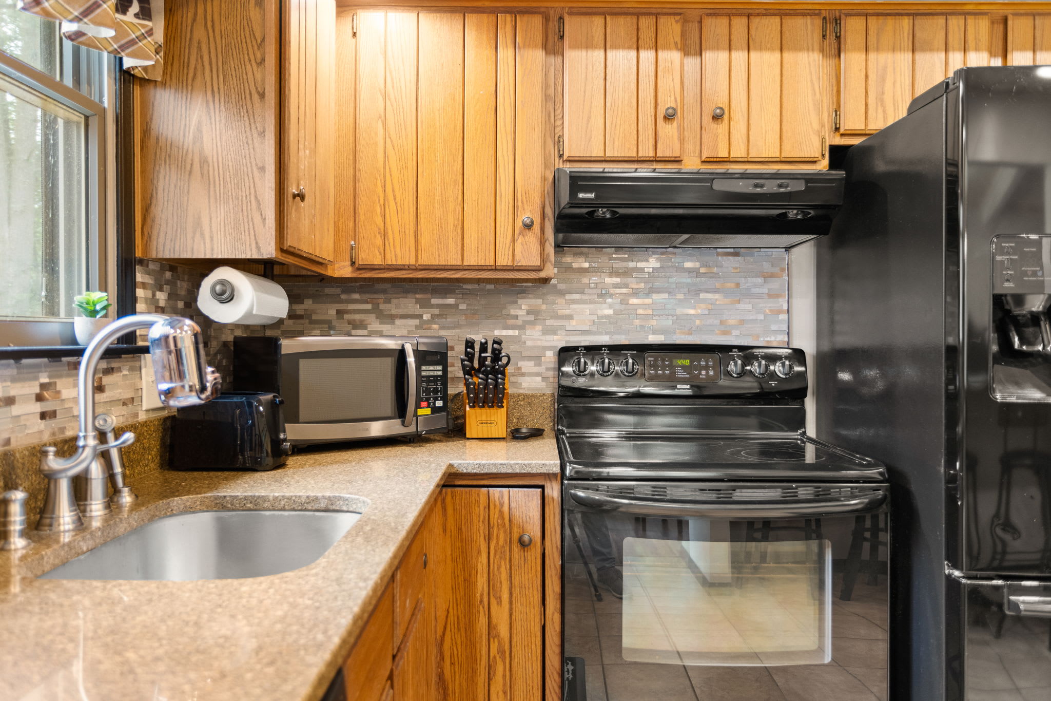 Well-Stocked & Efficient Kitchen – Ample counter space, essential kitchen appliances, and a farmhouse-inspired aesthetic make this a dream space for cooking.