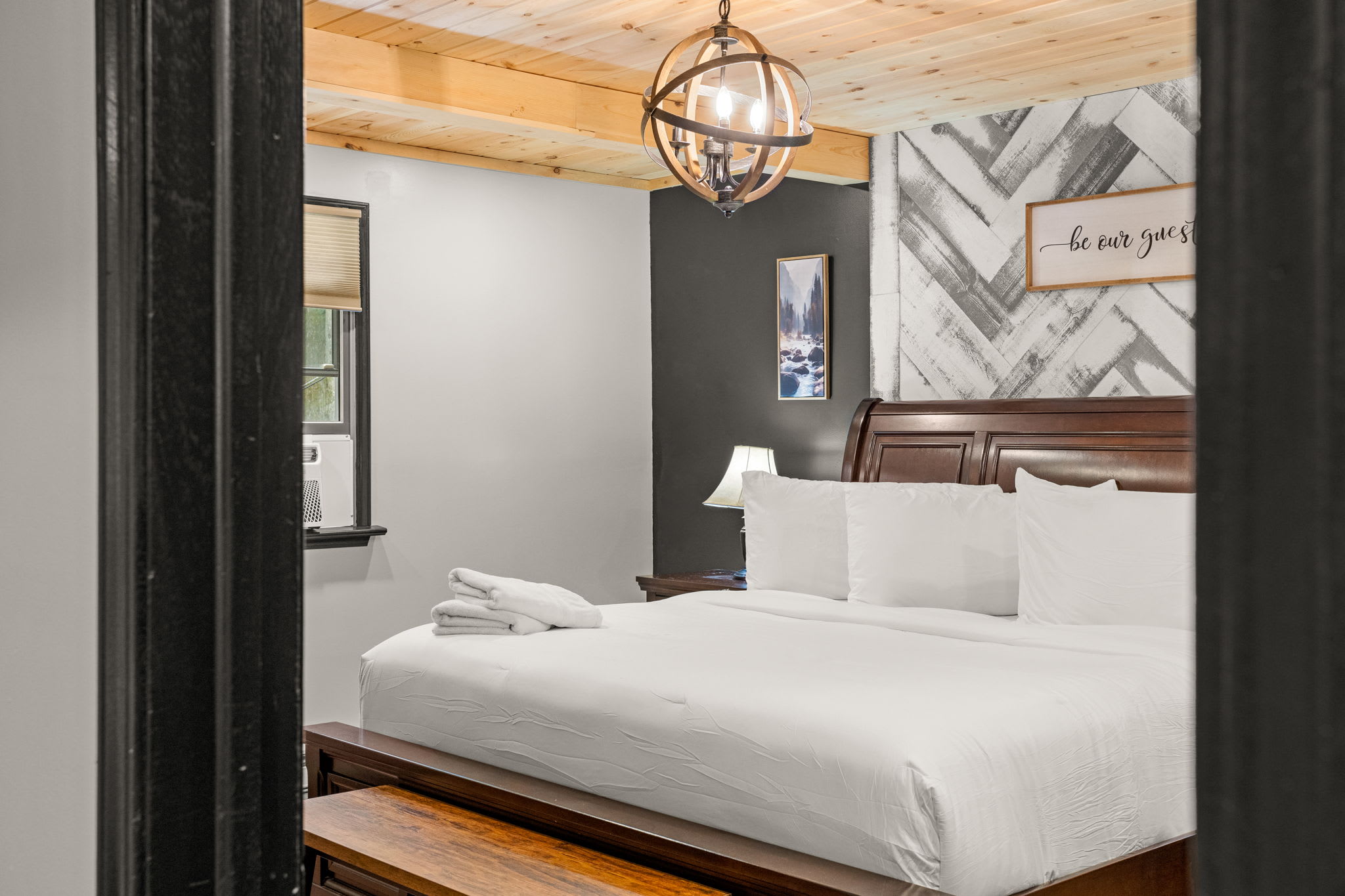 Warm & Inviting Bedroom Sanctuary – A perfectly balanced space with a mix of rustic textures, cozy bedding, and a statement accent wall for a refined yet comfortable atmosphere.