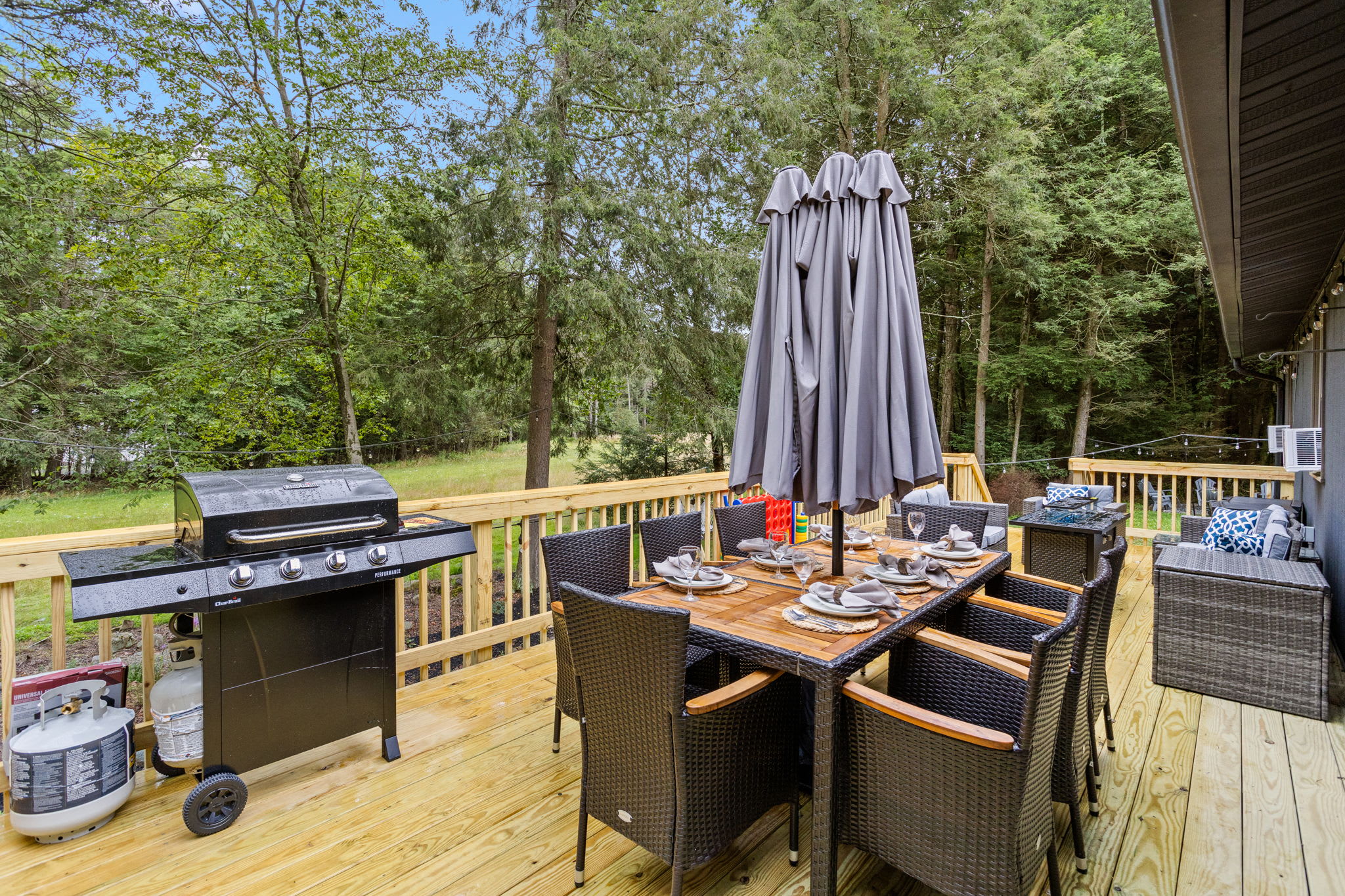 A well-equipped grilling and dining area, perfect for enjoying freshly cooked meals surrounded by nature.