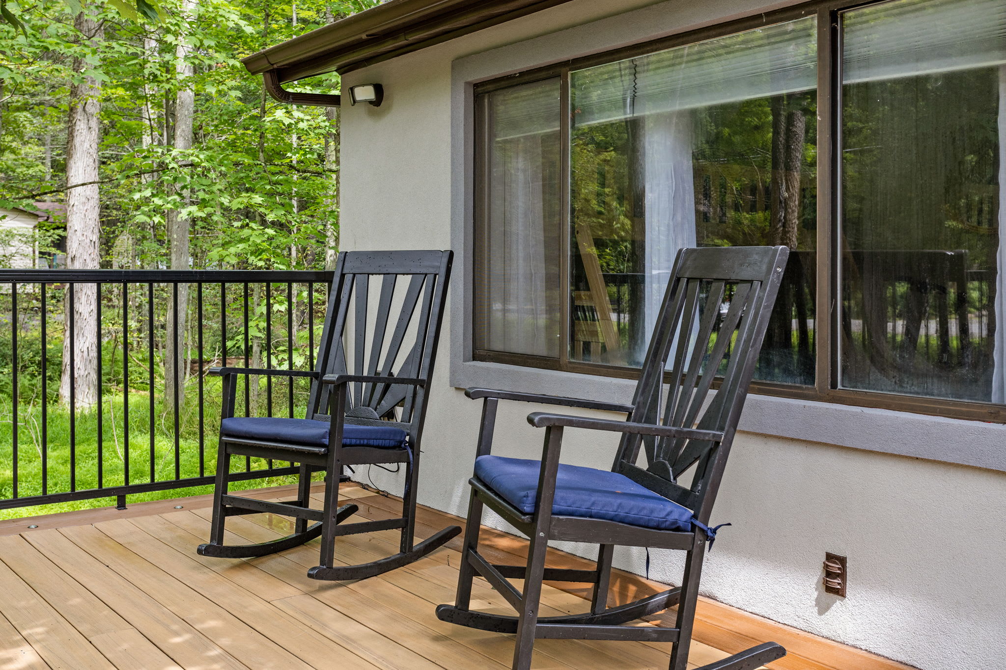What’s better than kicking back in a classic rocking chair, listening to the sounds of nature? This peaceful deck spot is the perfect place to unwind and soak up the serene atmosphere.