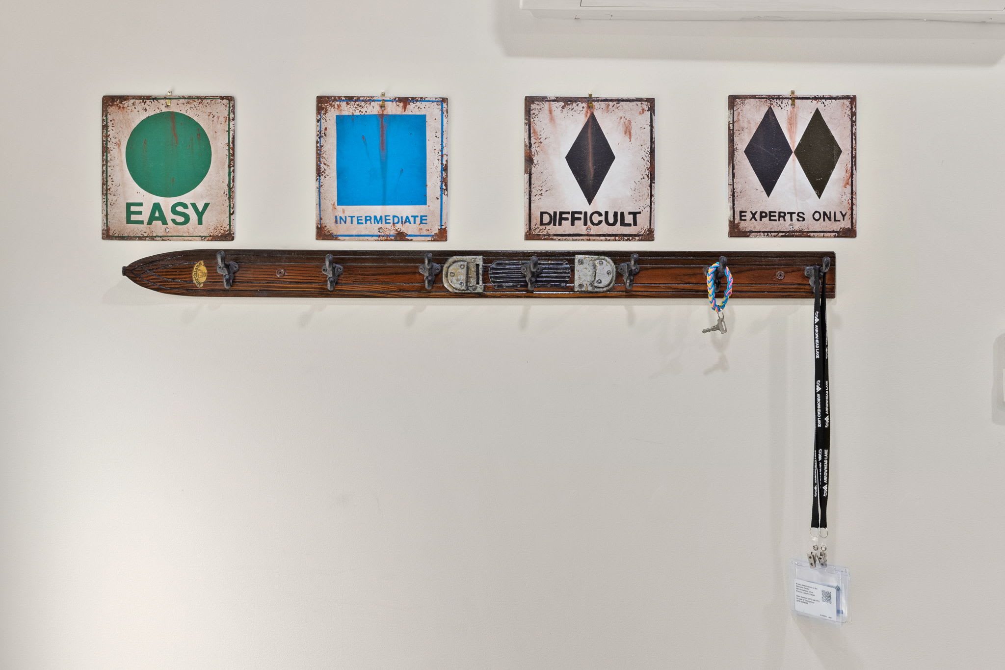 A unique touch for adventure lovers! Vintage ski trail signs and a repurposed ski-turned-coat rack add a fun, mountain-inspired vibe to the space.