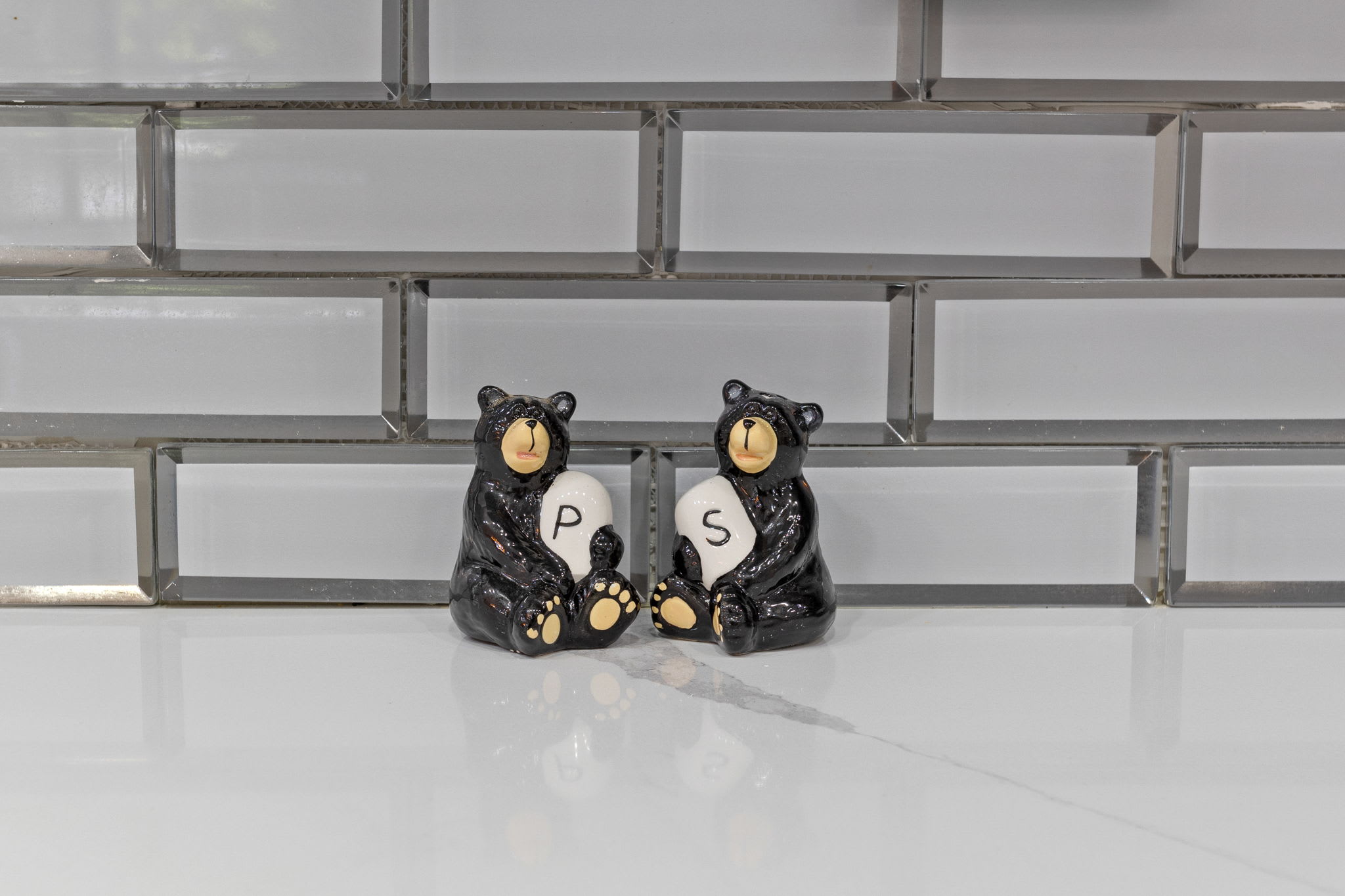 These adorable black bear salt and pepper shakers add a fun, rustic charm to the kitchen, tying into the cozy mountain getaway vibe.