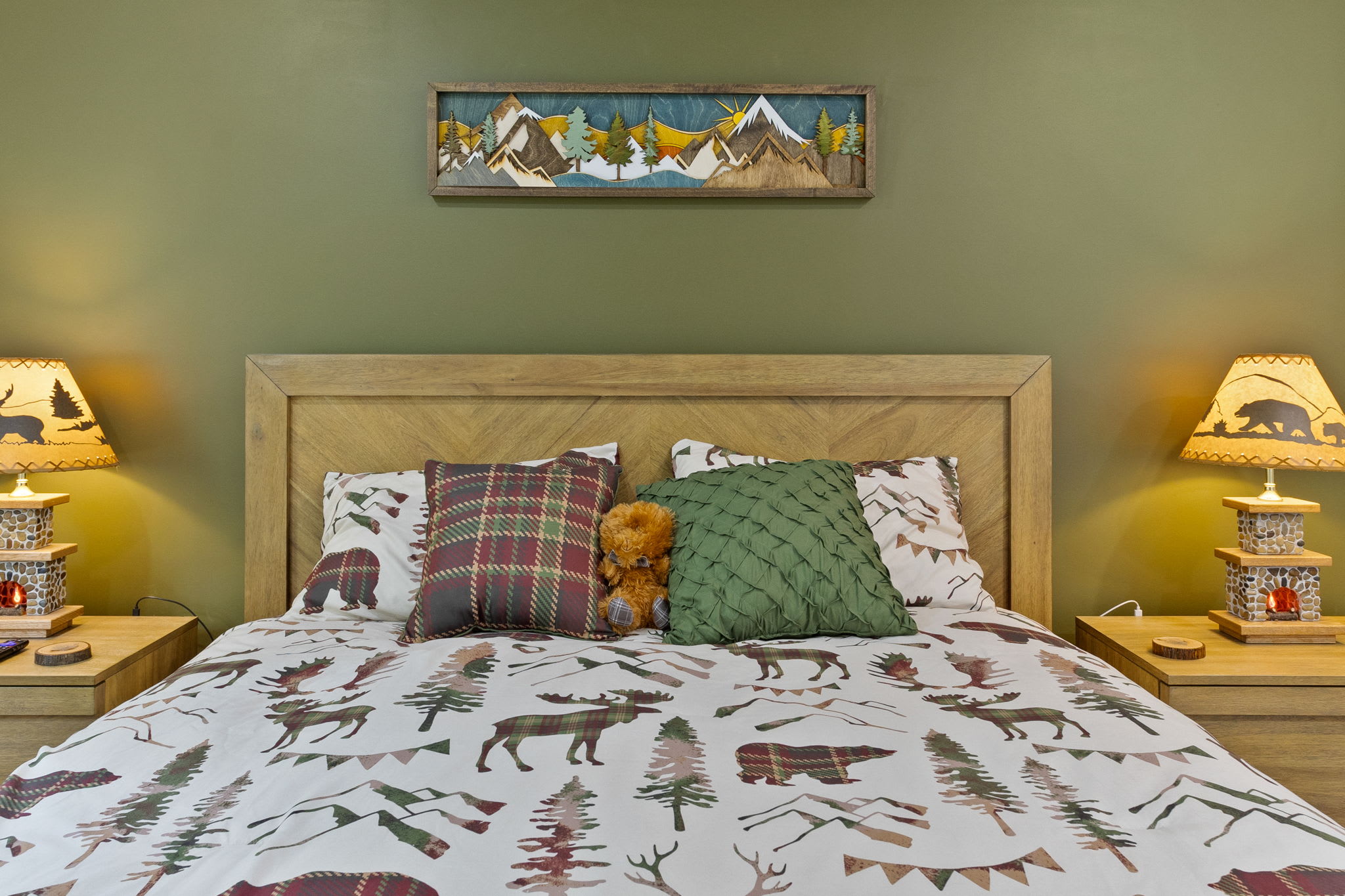 With nature-themed bedding, plush pillows, and warm bedside lighting, this bedroom is the perfect place to unwind after a day of adventure.