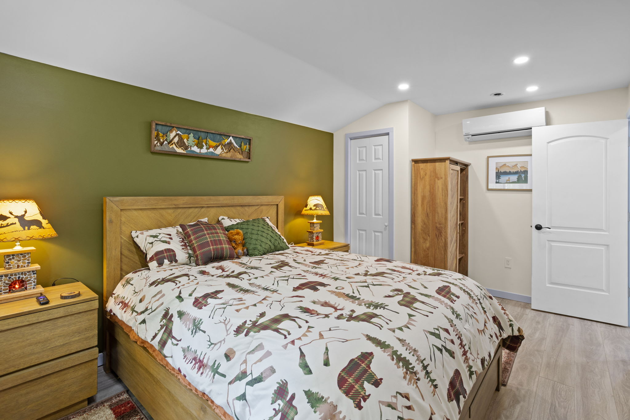 Sleep peacefully in this charming bedroom, designed with a cozy lodge-style aesthetic. The warm wood tones, comfy bedding, and soft lighting create the perfect ambiance for a restful night.