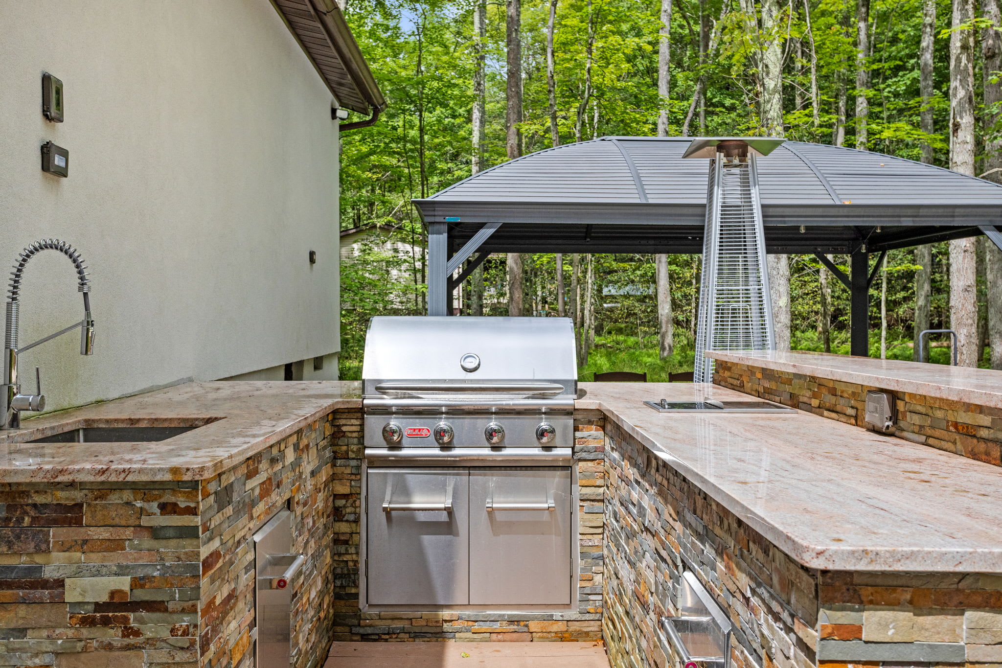 Fire up the grill and cook under the open sky! This sleek outdoor BBQ station is designed for convenience, making it easy to whip up delicious meals.