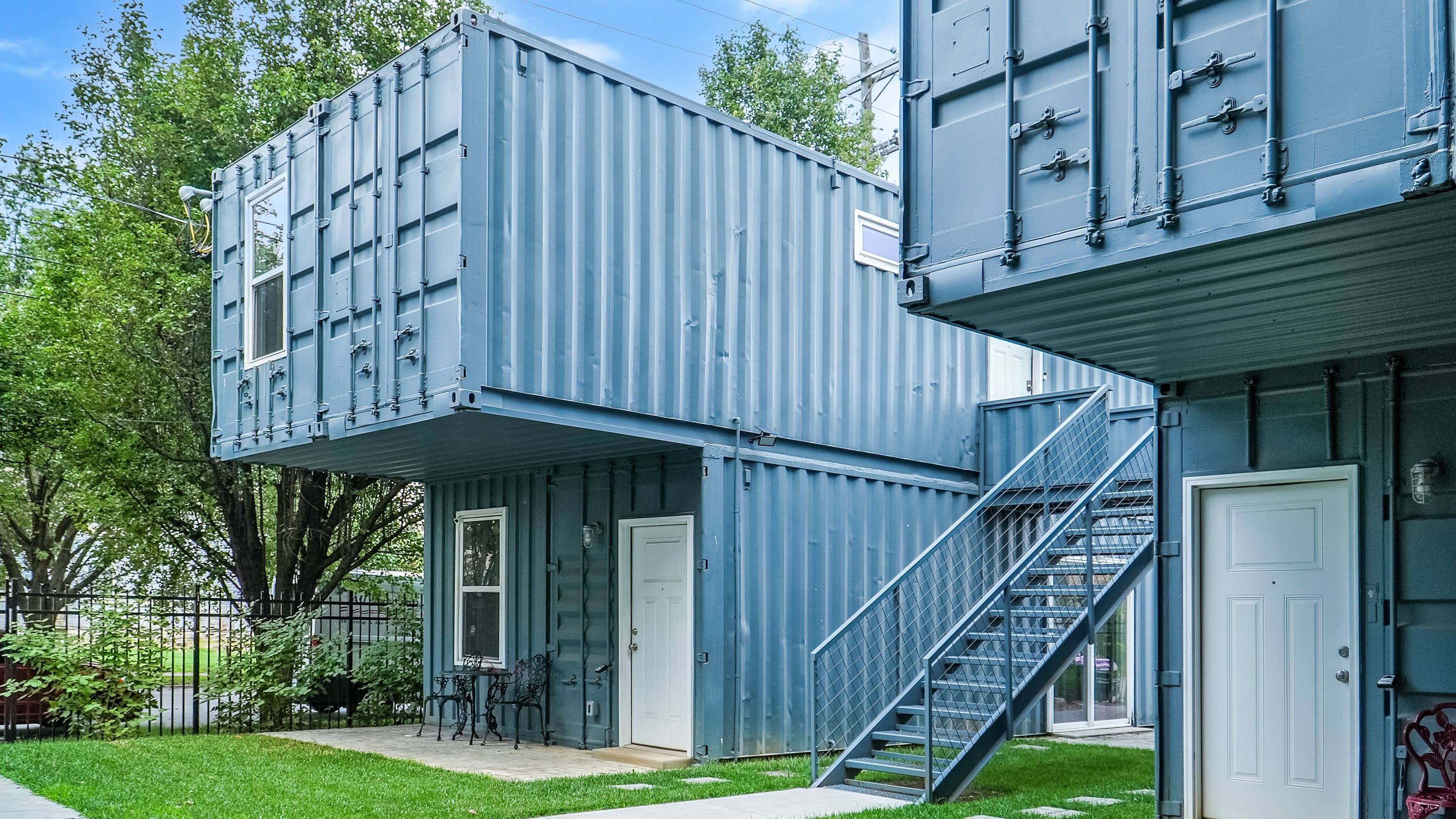 2-Story Shipping Container Retreat: Unit #3 & #4 - Foto 1