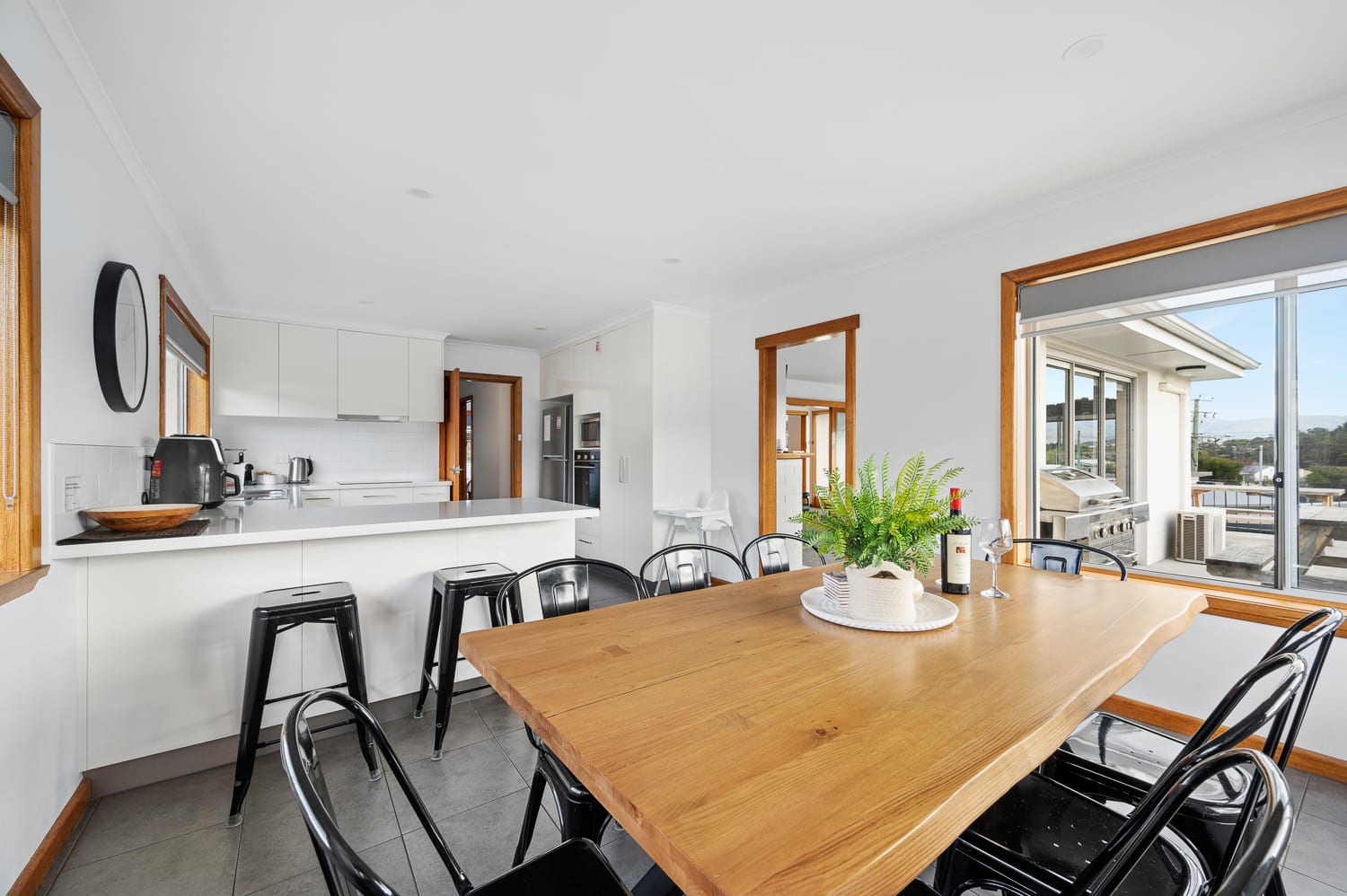 "The Residence" Sleeps 11. 10 min to Airport/CBD. — Warrane, TAS — vacation rental
