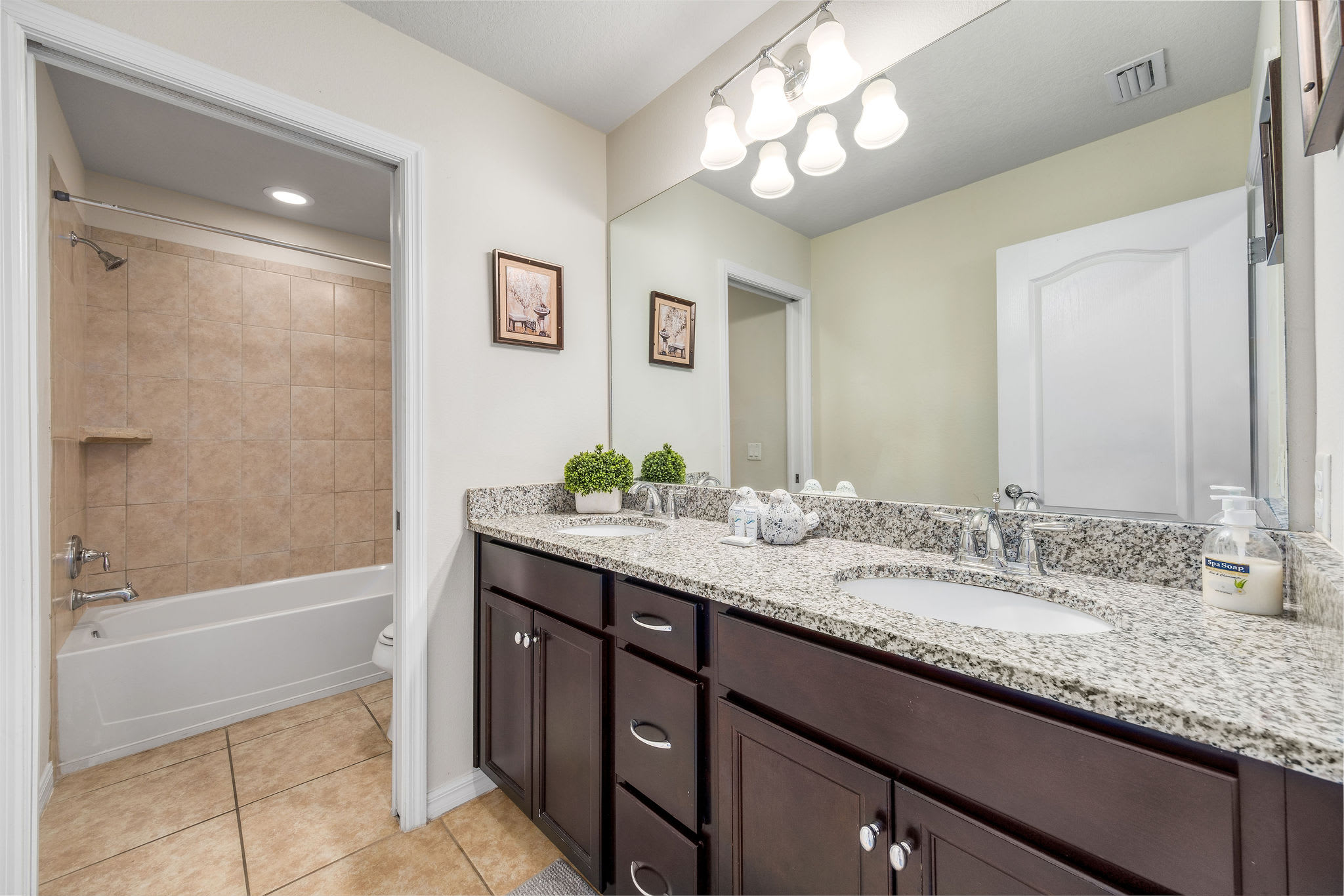 Large retreat w/ pvt pool & cinema