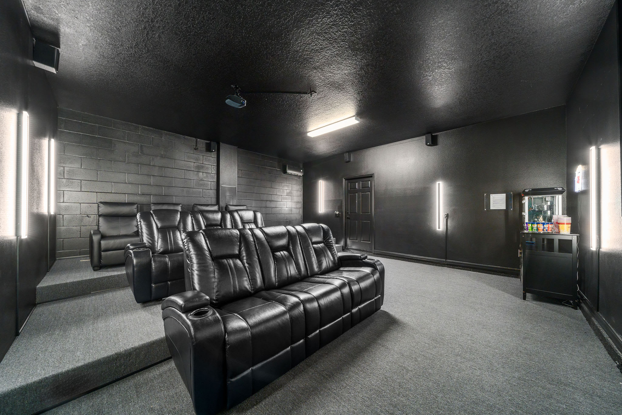 Large retreat w/ pvt pool & cinema