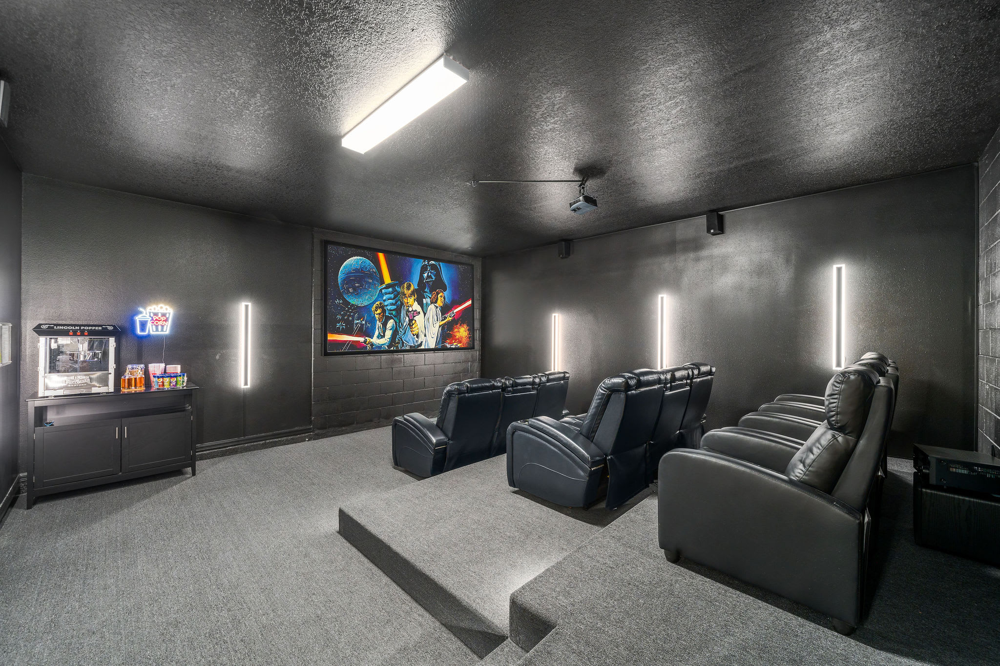 Large retreat w/ pvt pool & cinema